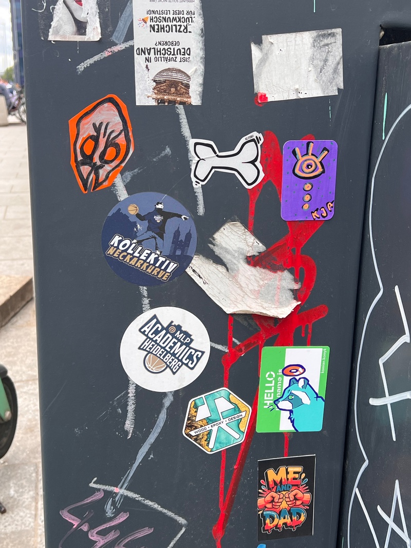 mural in Warszawa by artist unknown.