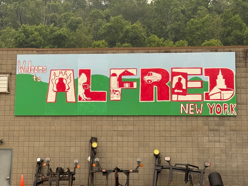 mural in Alfred Station by artist unknown.