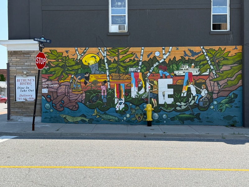 mural in Gravenhurst by artist unknown.