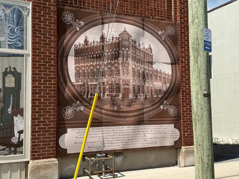 mural in Midland by artist unknown.