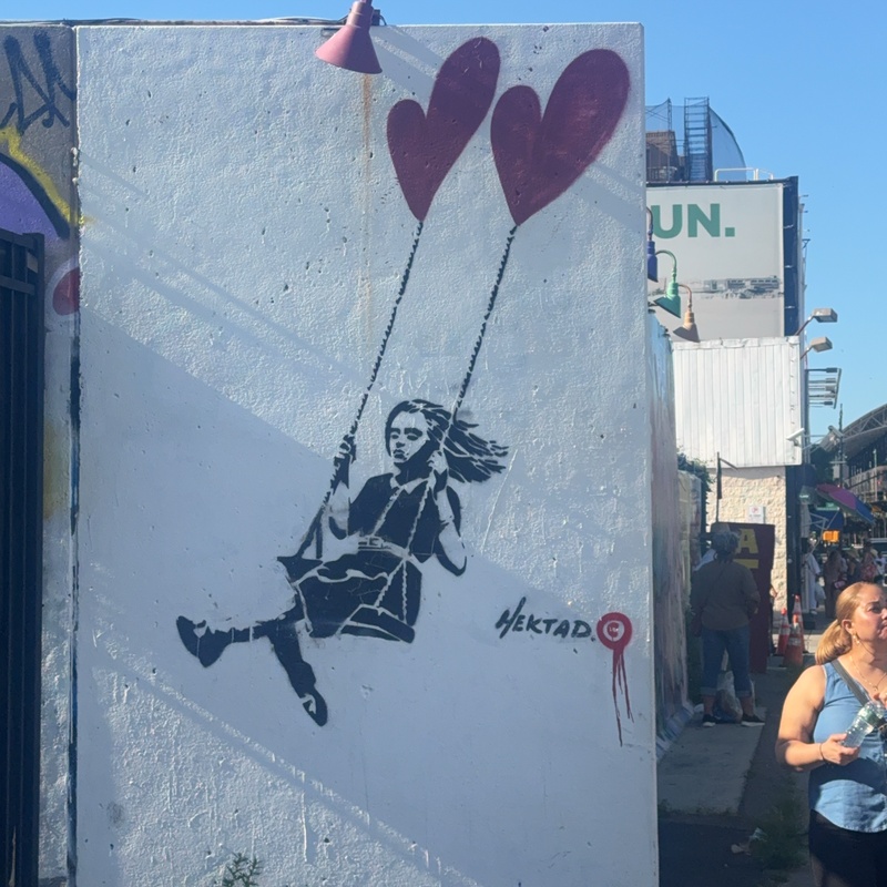 mural in Brooklyn by artist Hektad.