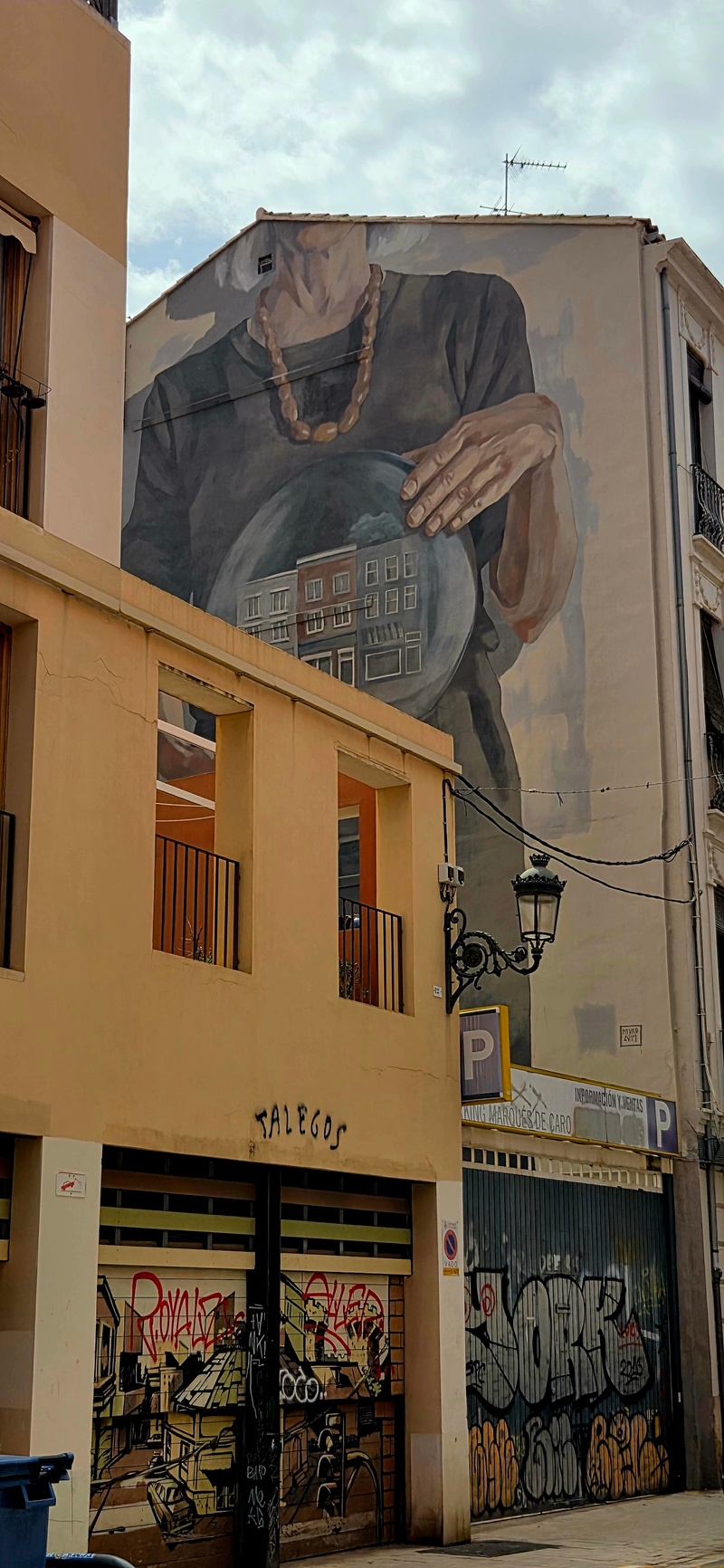 mural in València by artist unknown.