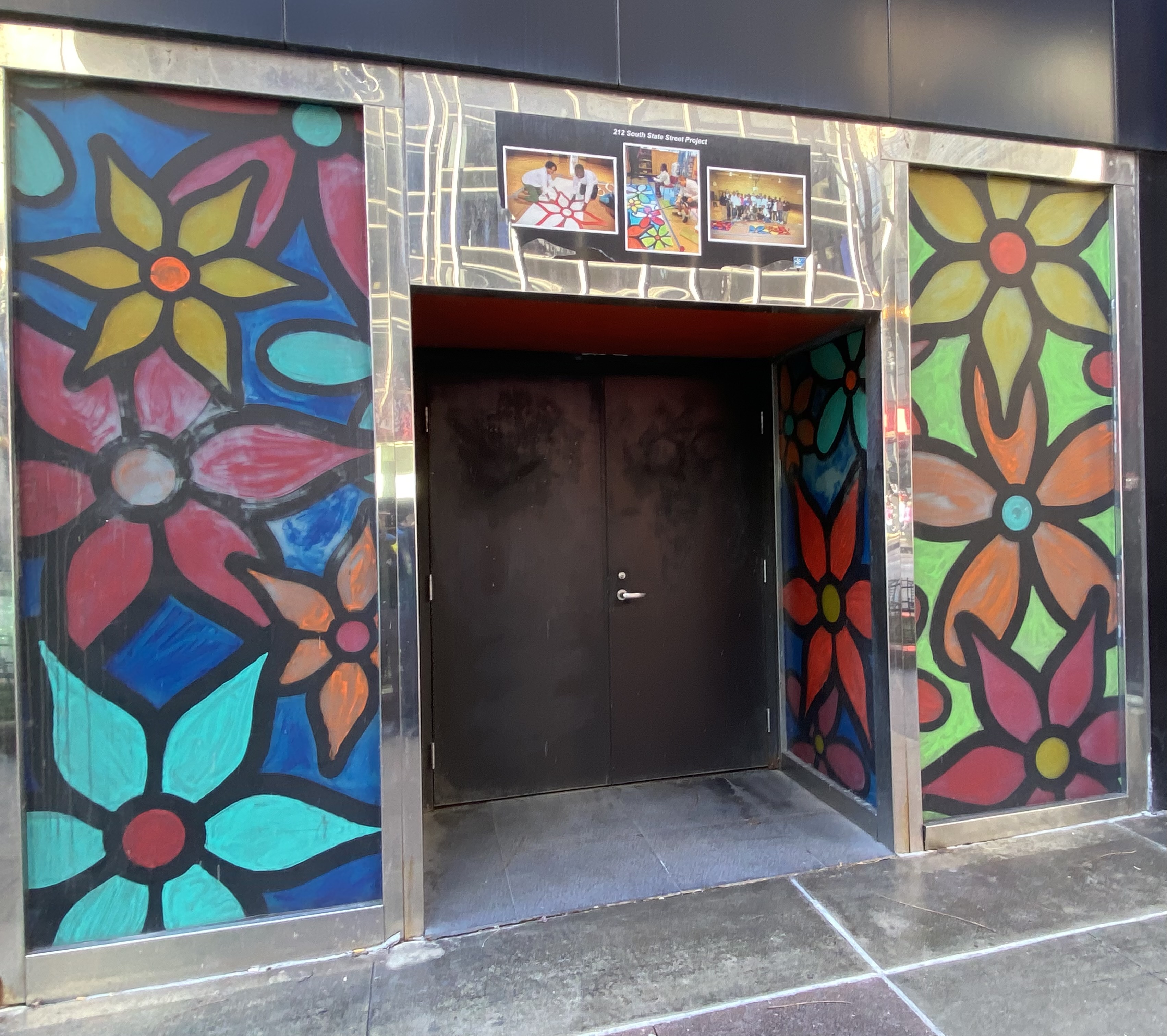 mural in Chicago by artist unknown.
