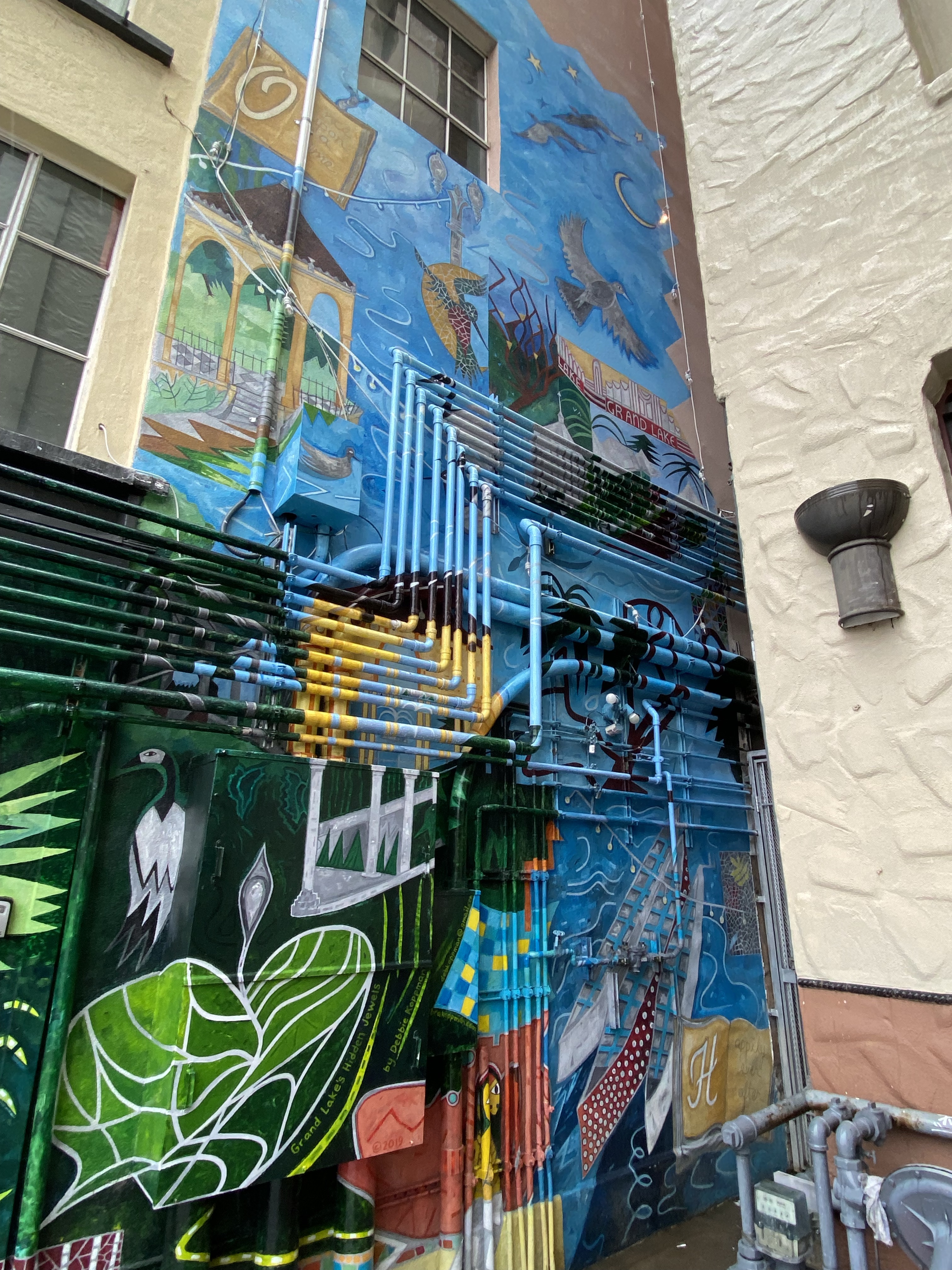 mural in Oakland by artist unknown.