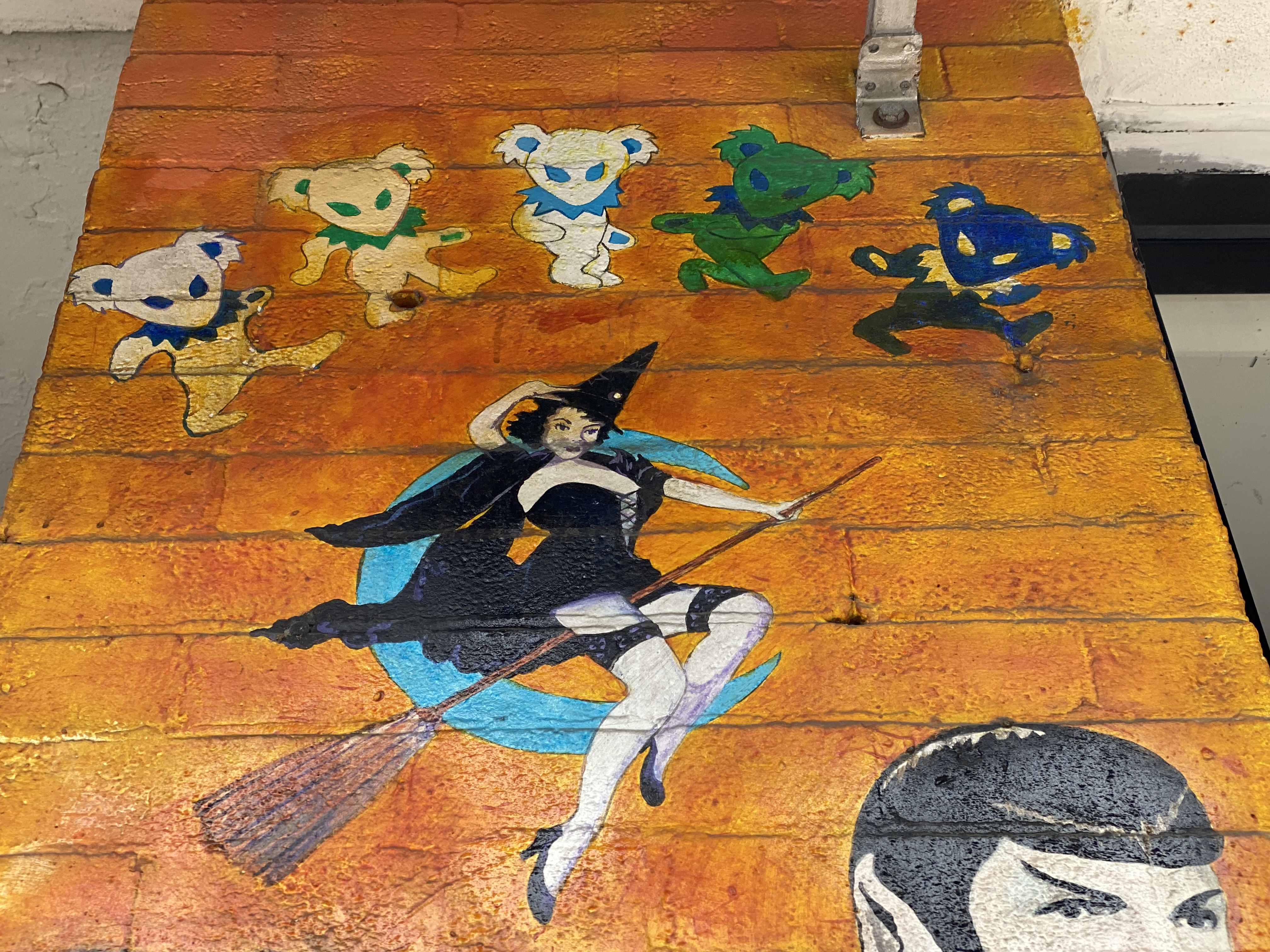 mural in Chicago by artist unknown.