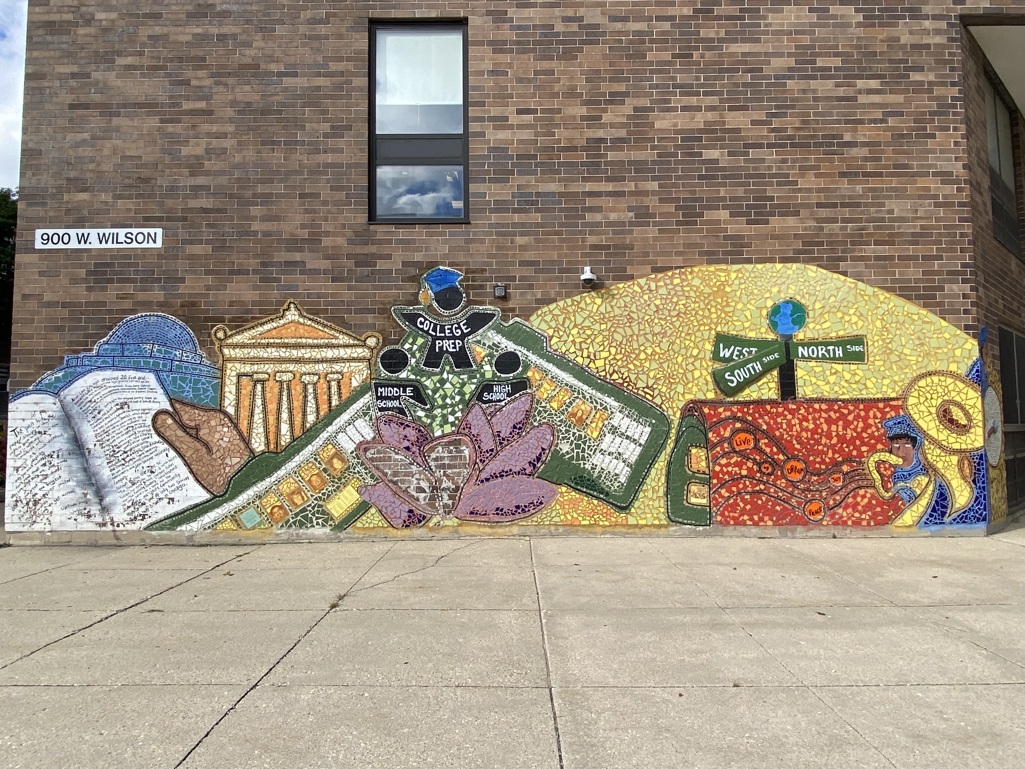 mural in Chicago by artist unknown.