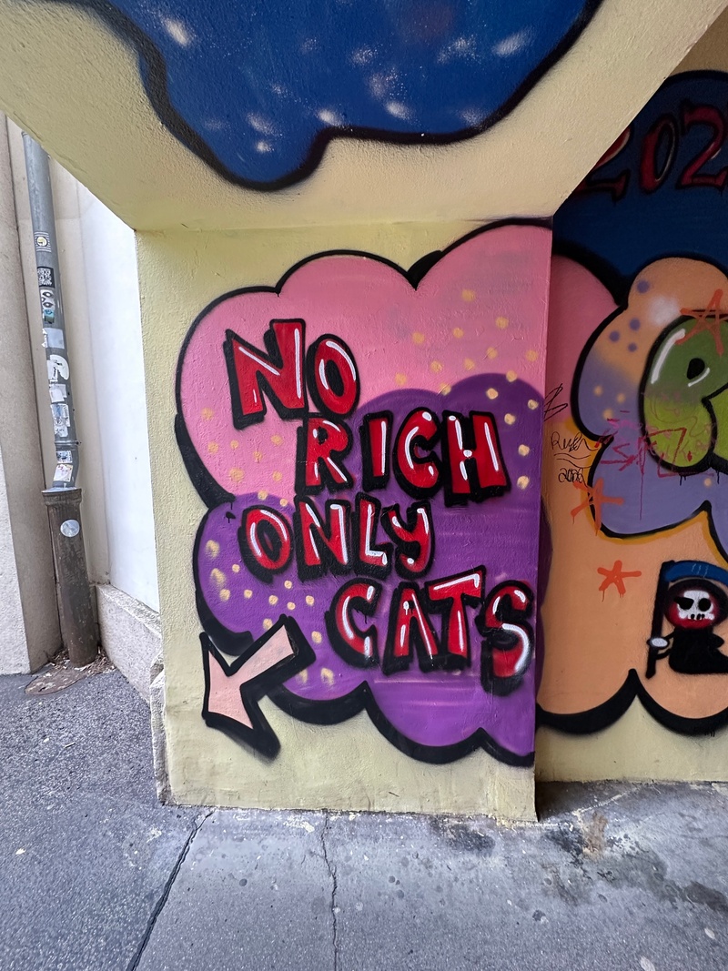 mural in Wien by artist unknown.