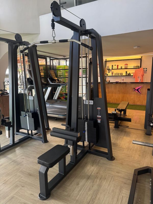 Máquina Polea al Pecho — Zona de máquinas Kaizen Gym Loja