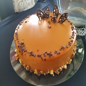 Glazing Caramel Beauty Cake