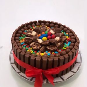 Crunchy KitKat Gems Cake