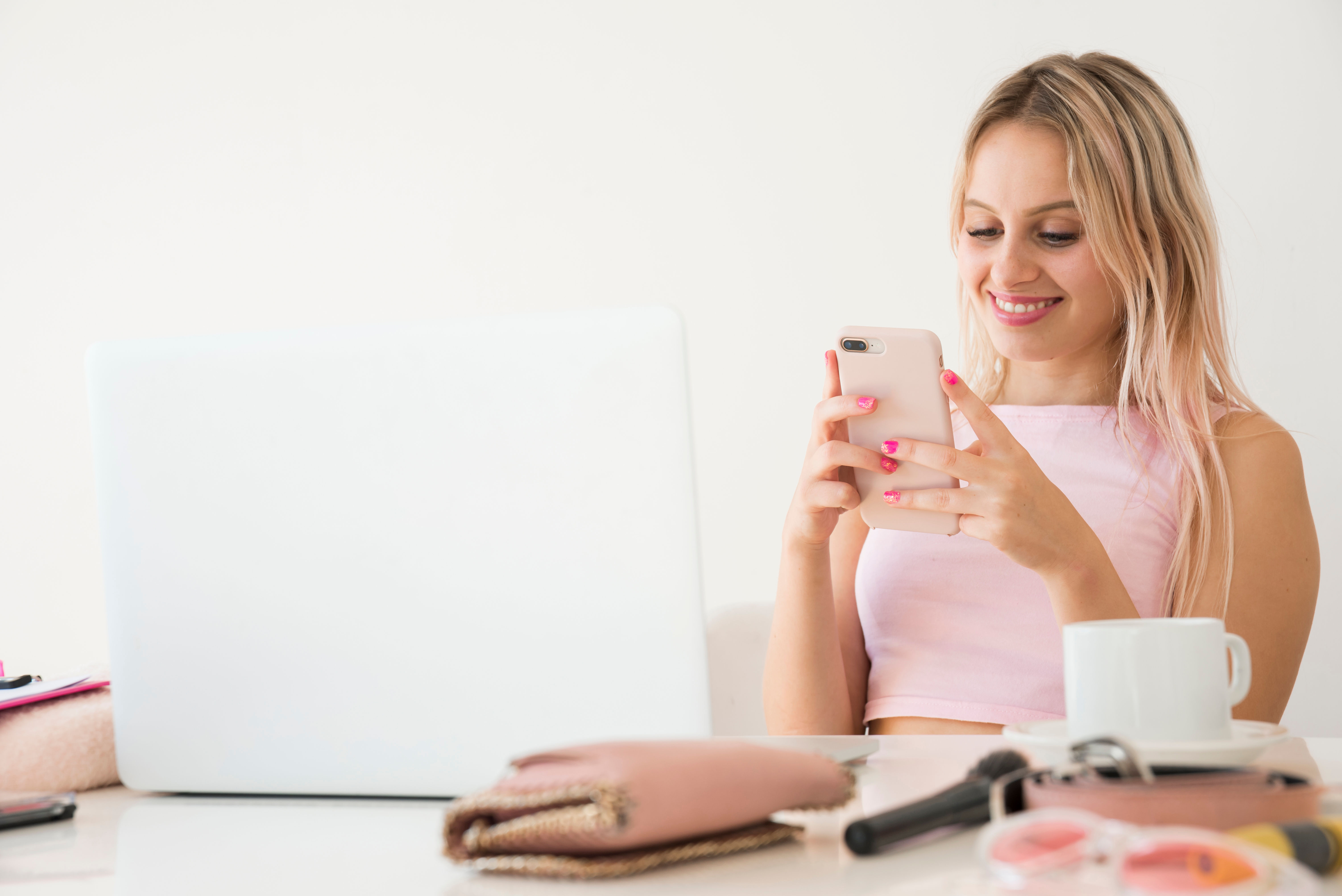 Maquilleuse à domicile qui reçoit son paiement sur son application Fleeky Pro