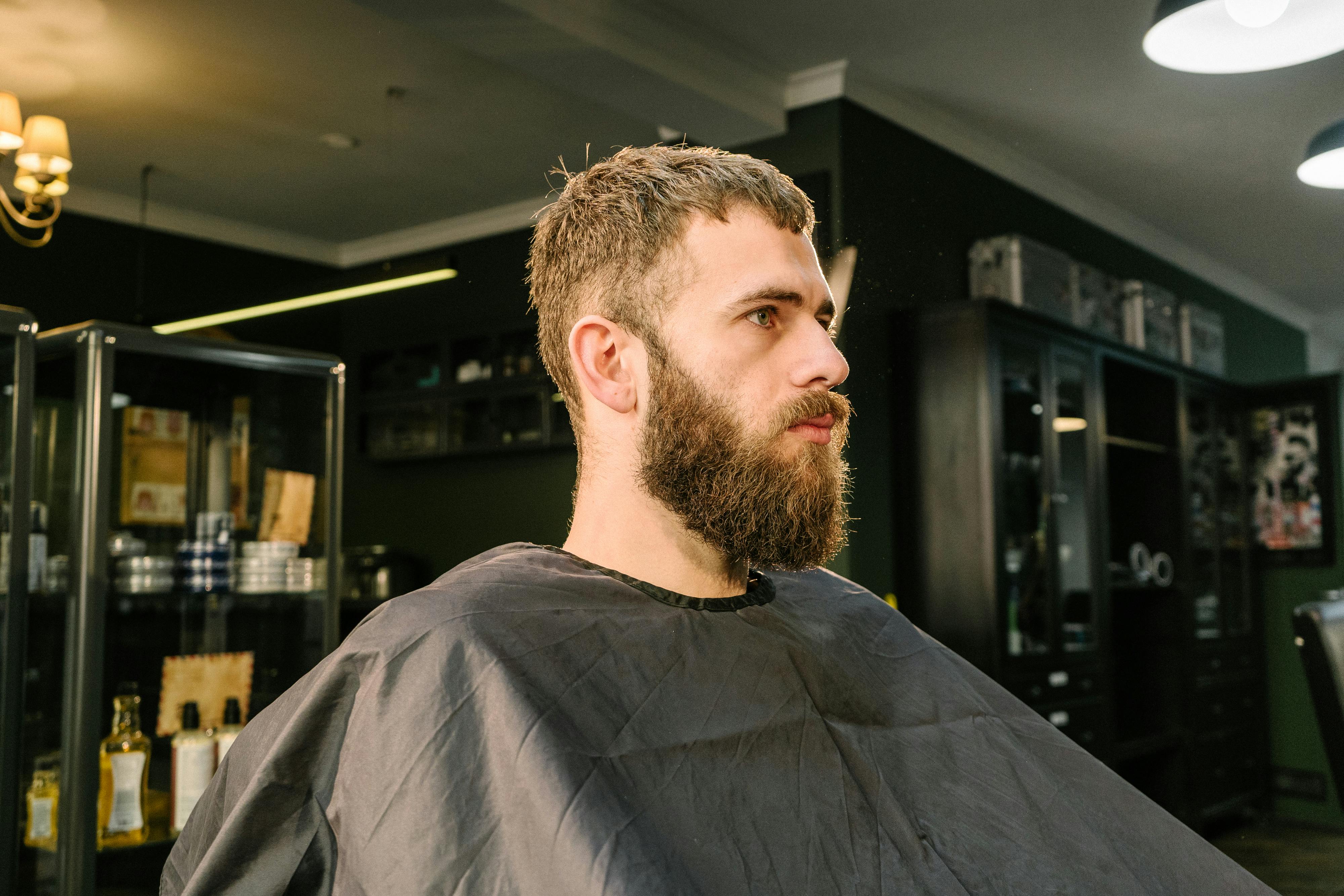 Client prêt pour sa prestation de coiffure à domicile