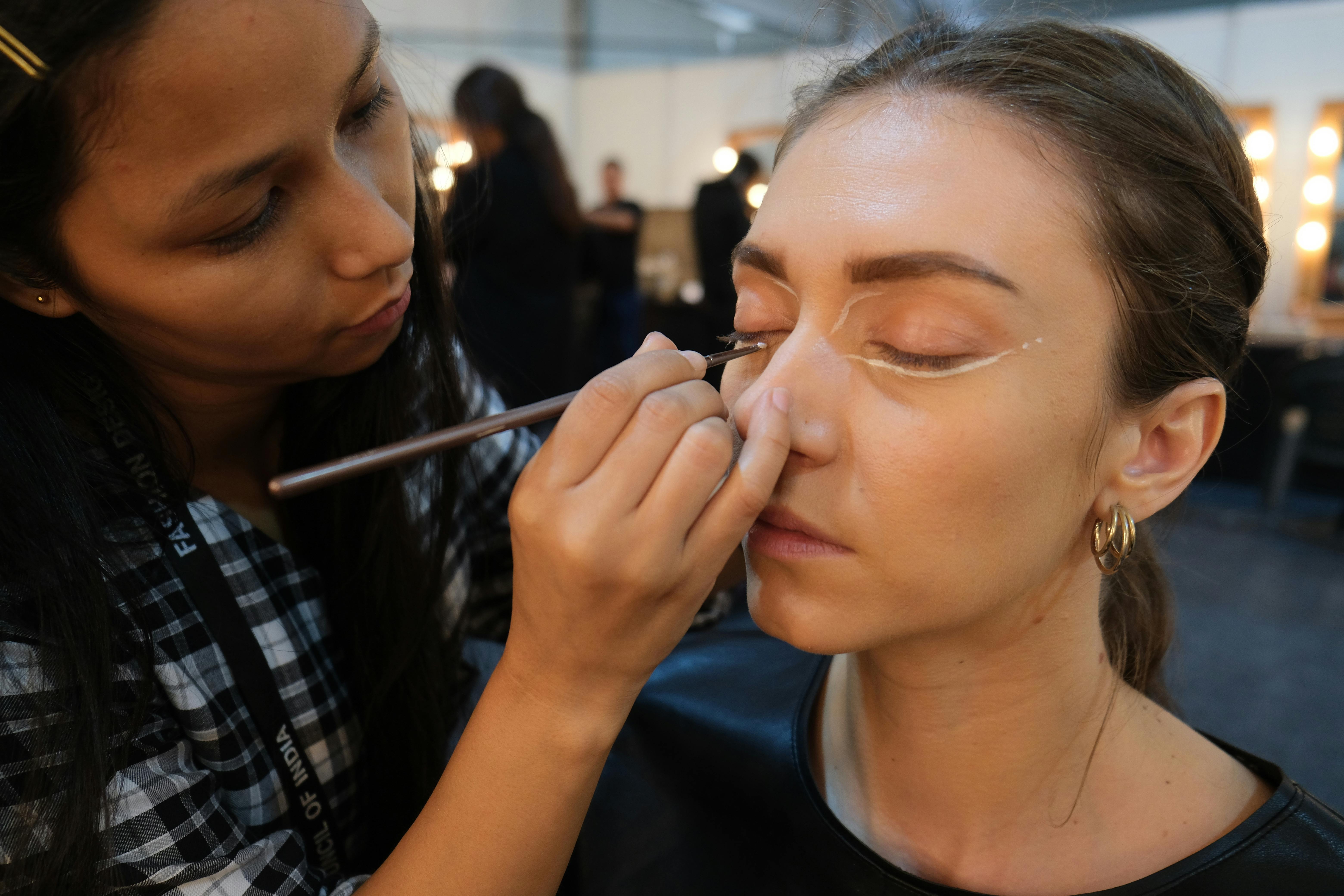 Maquilleuse indépendante en prestation avec sa cliente