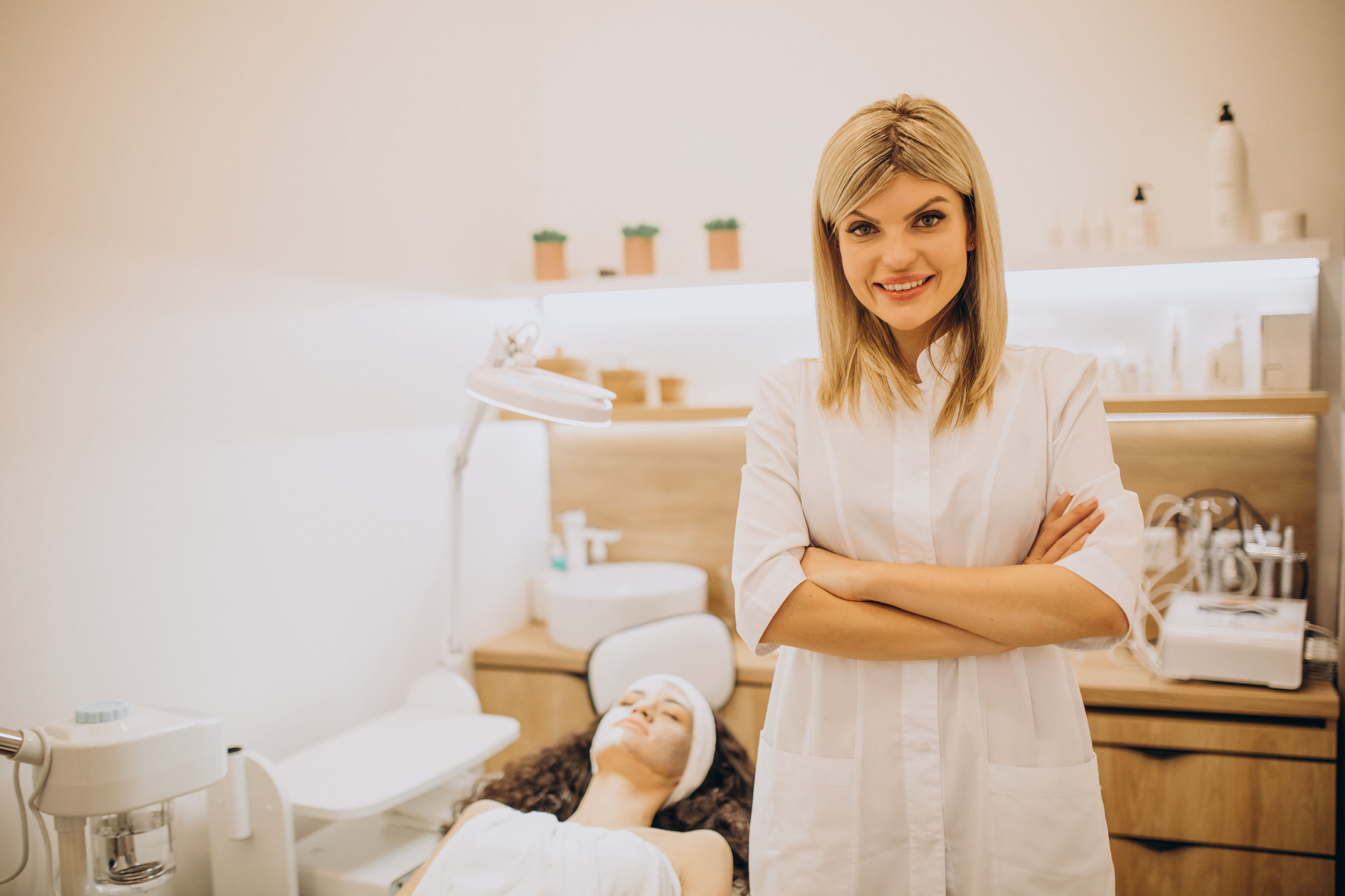 Esthéticienne dans son espace de travail à domicile