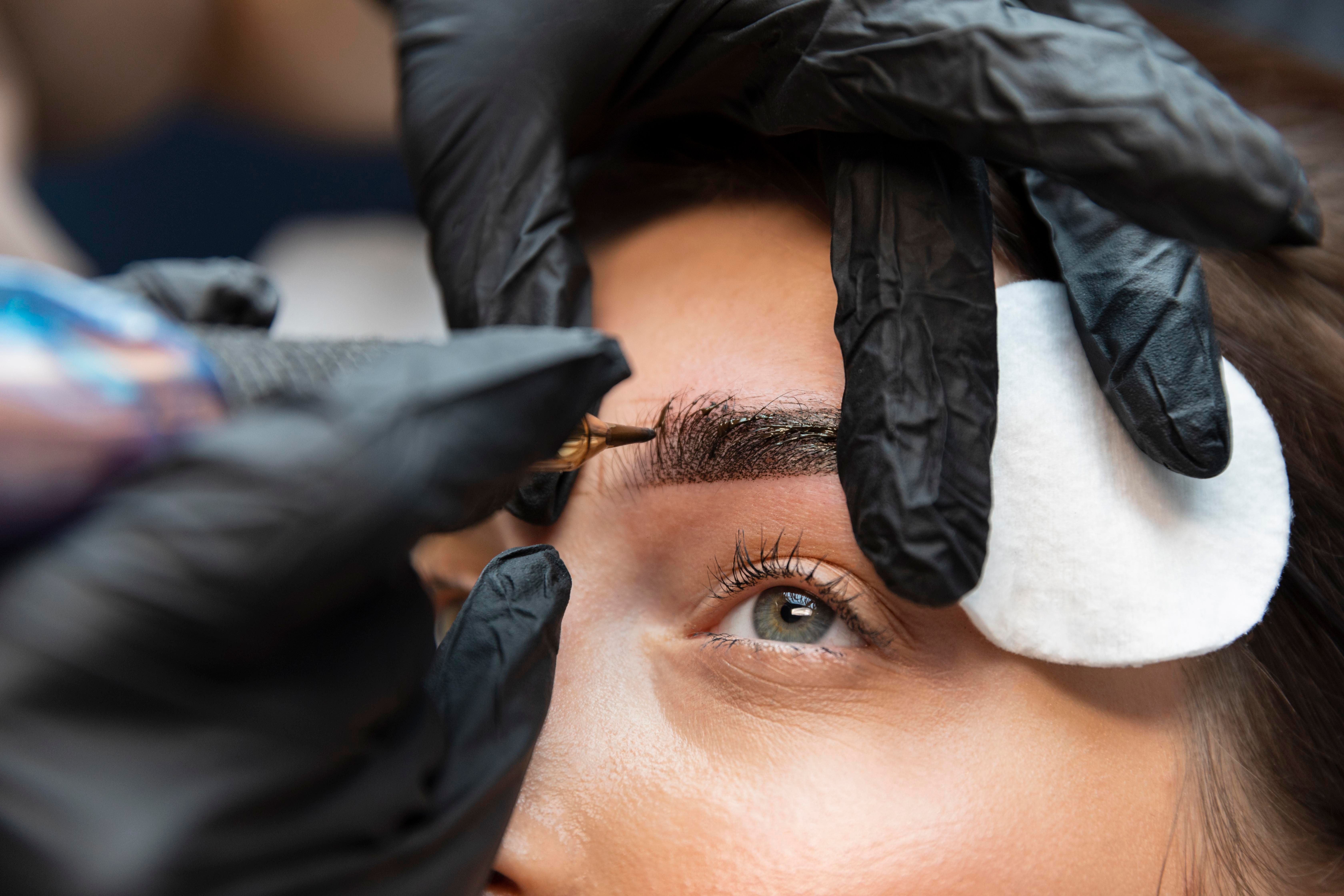 Séance de browlifting par une technicienne des cils 