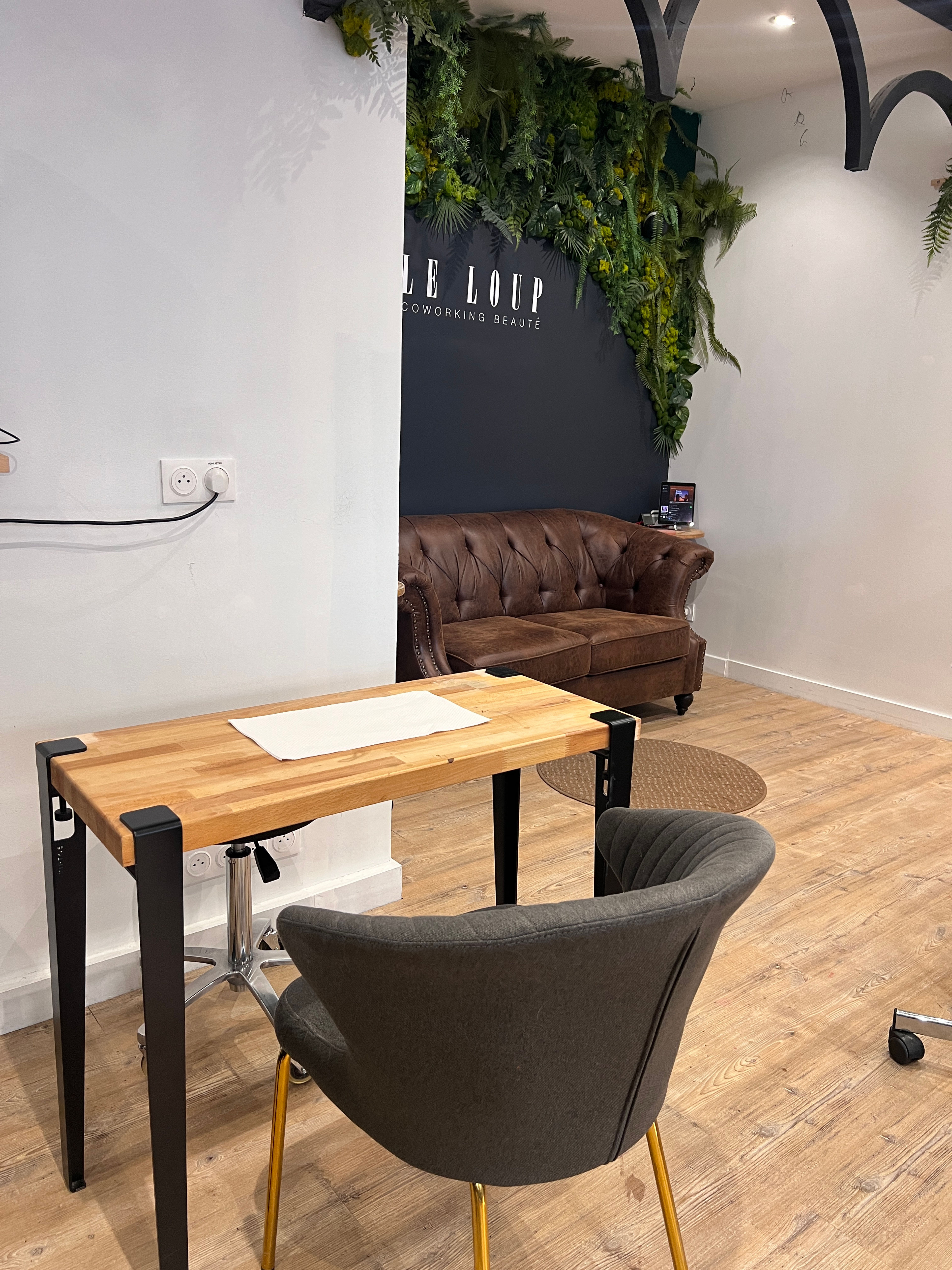 Table manucure | Manucure Le Loup Coworking 75008