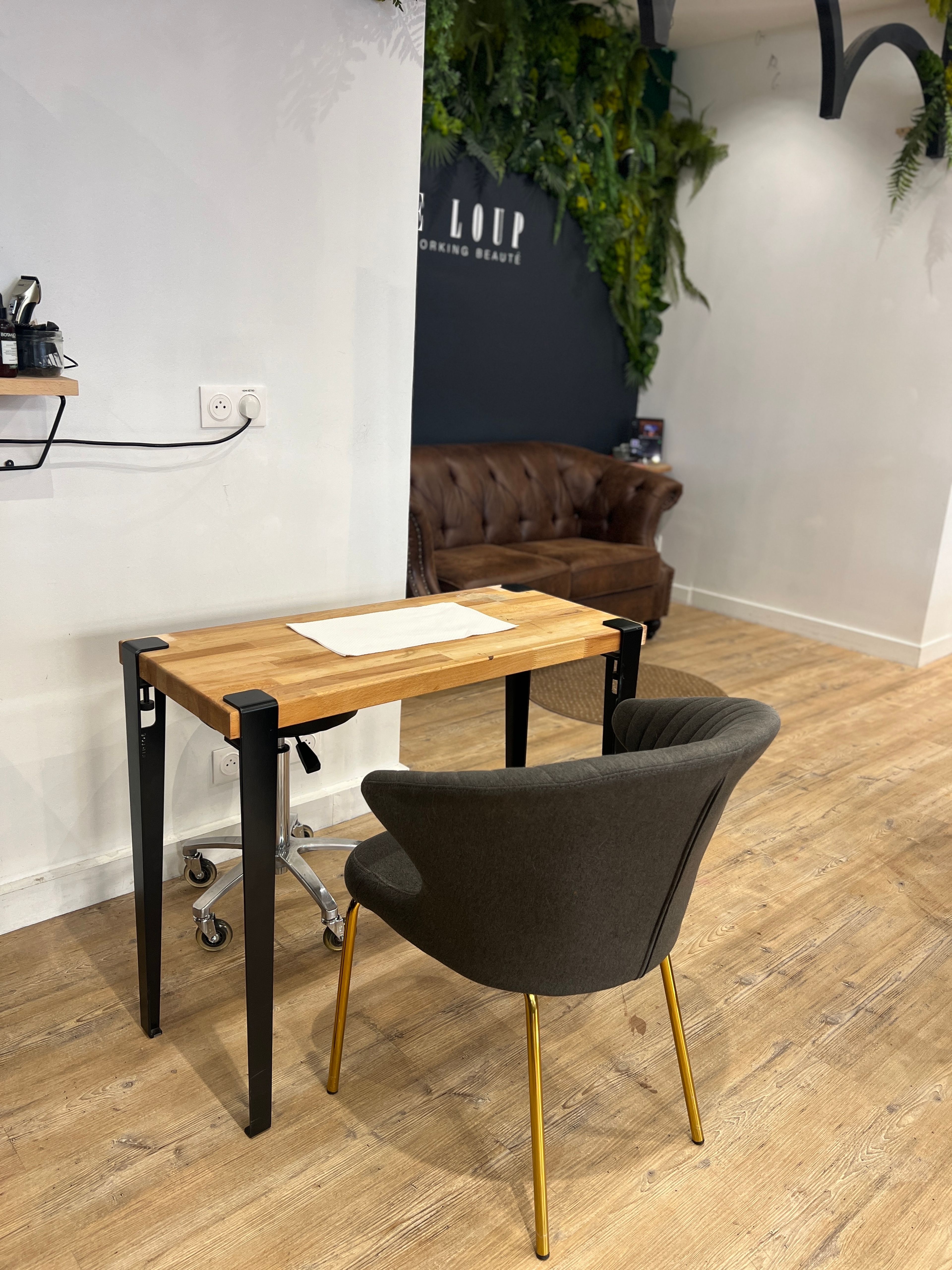 Table manucure | Manucure Le Loup Coworking 75008