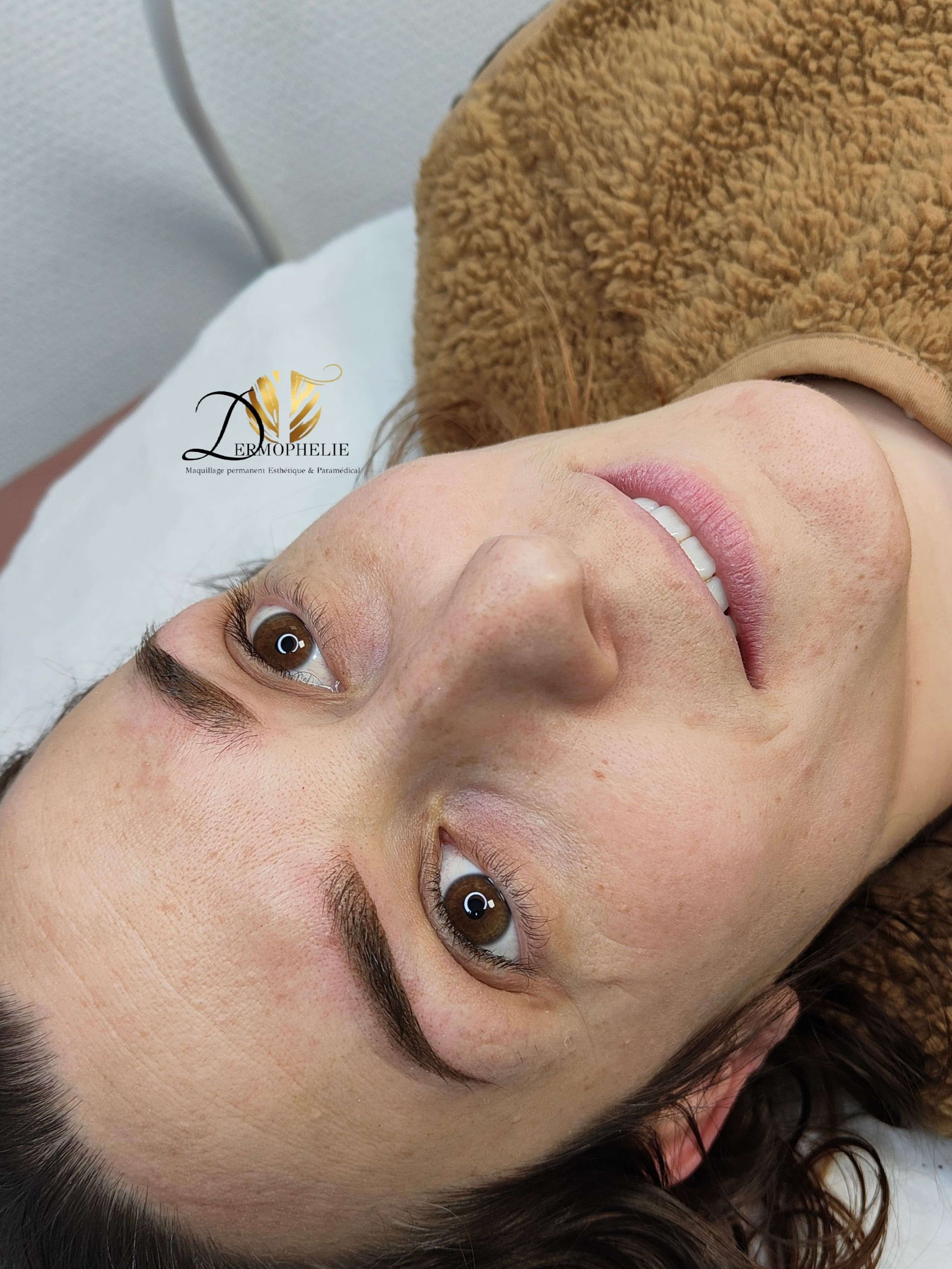 Sourcils poudrés avec retouche