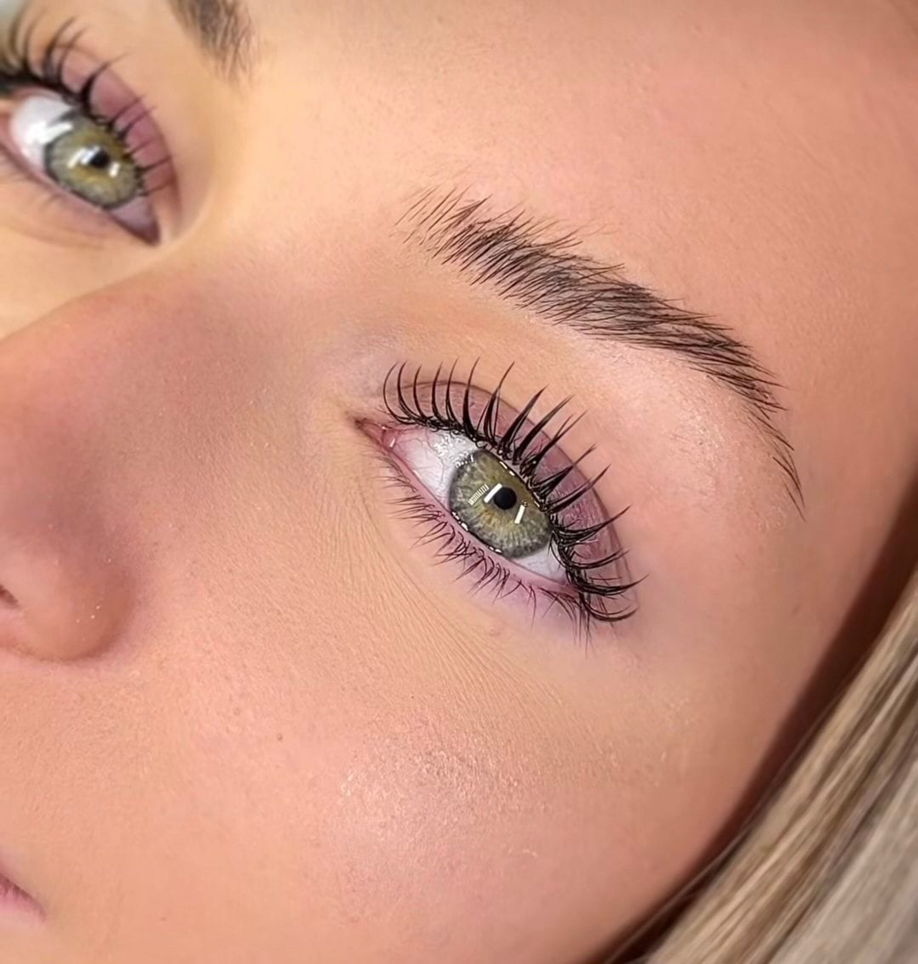 Pose cils effet rehaussement 