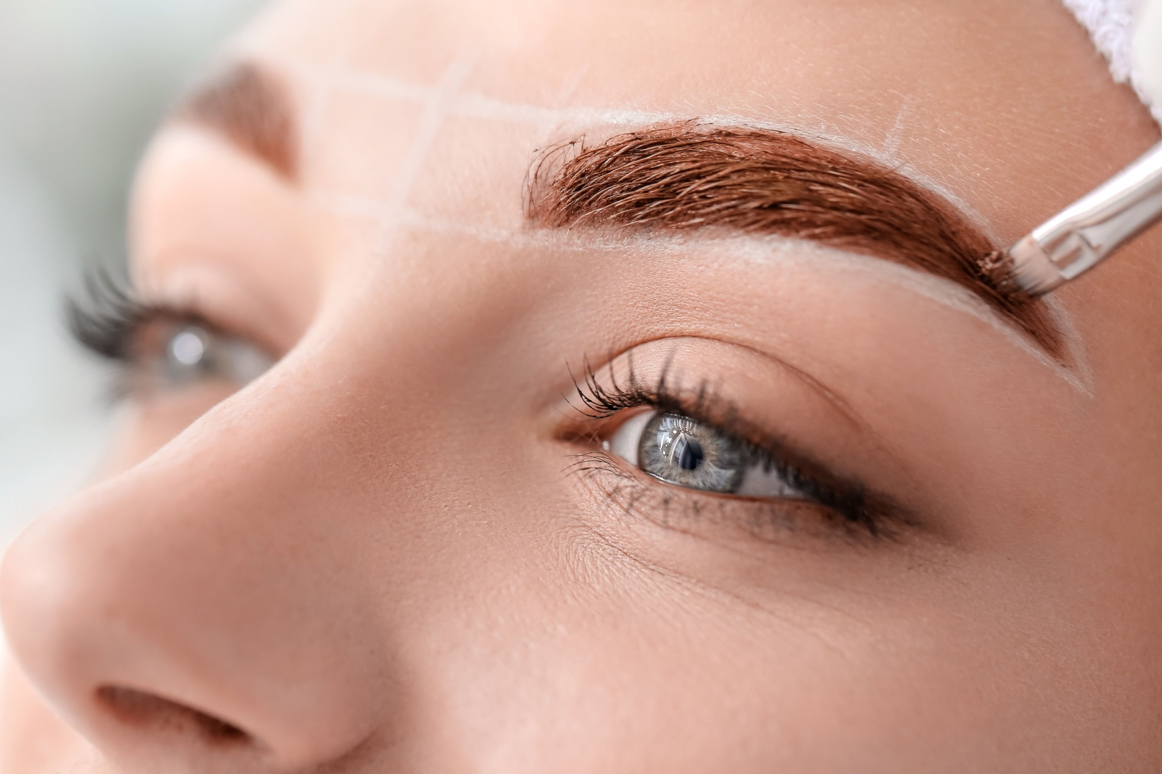 Restructuration des Sourcils & Teinture au Henné