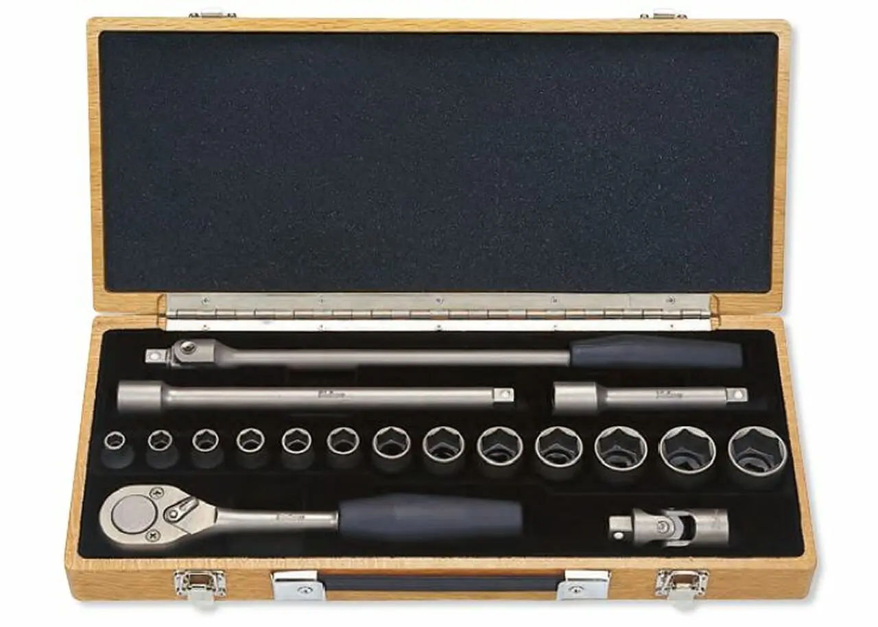TI4261M | Titanium Penta-Drive 18 Piece 6-Point Metric Socket set 8-27mm image 1