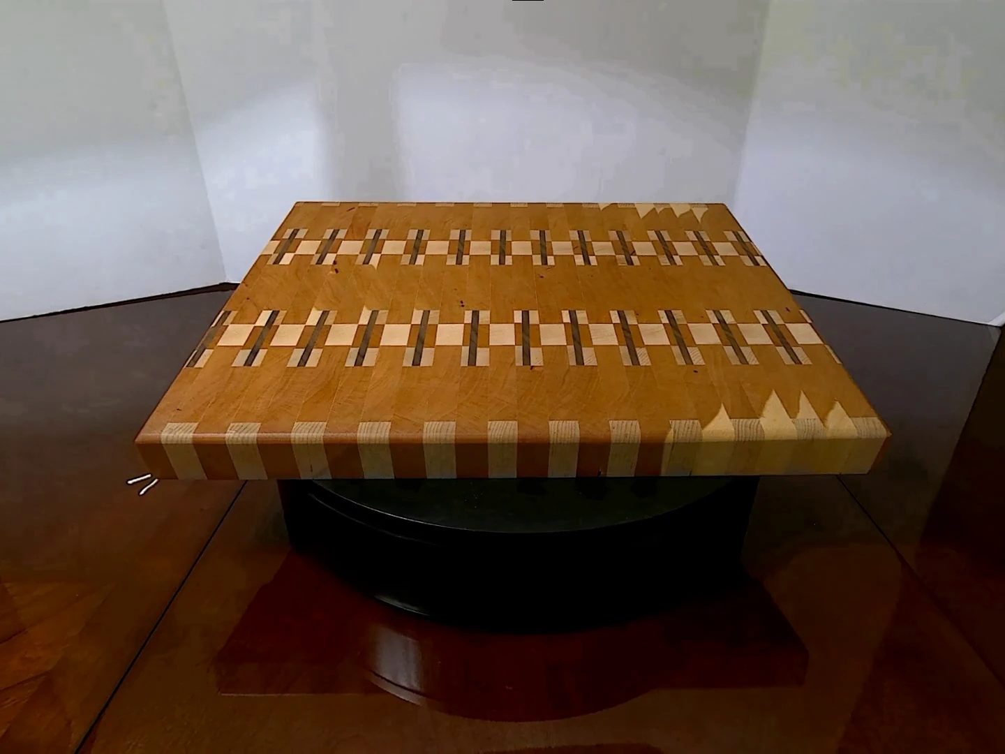 Front and top view of Artisan's Choice End-Grain Board, showcasing the grain