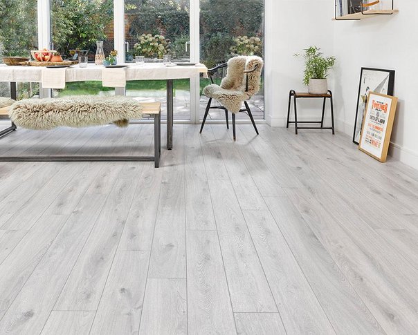 Timeless White Oak 10mm Laminate 