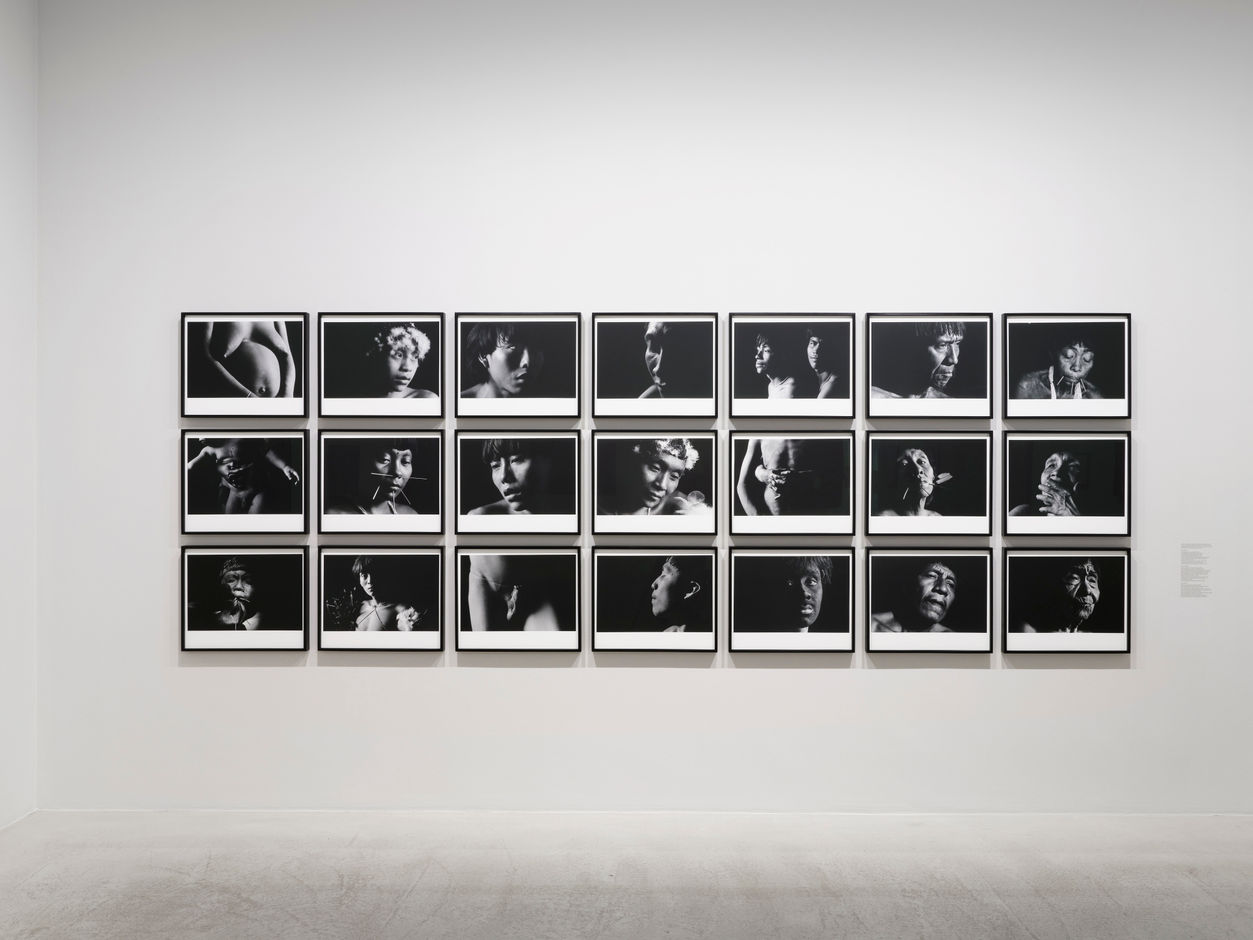 <div>Installationsansicht <em>Claudia Andujar – Der Überlebenskampf der Yanomami</em>, Fotomuseum Winterthur © Fotomuseum Winterthur / Conradin Frei</div>
