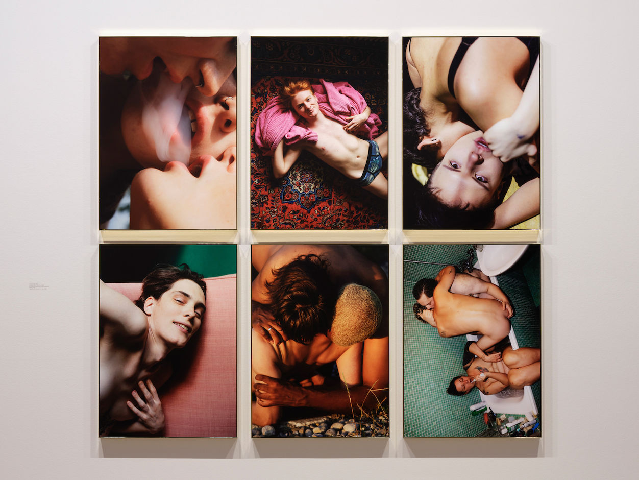 <div>Anne Morgenstern, aus der Serie <em>Whatever the Fuck You Want</em>, 2018–2020.</div><div>Installationsansicht <em>Wahlfamilie – Zusammen weniger allein</em>, Fotomuseum Winterthur © Fotomuseum Winterthur / Conradin Frei</div>