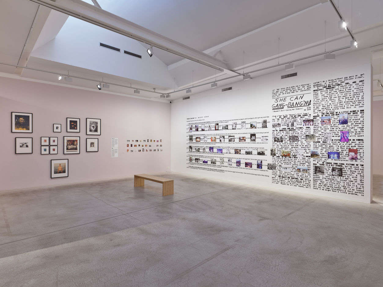 <div>Installationsansicht <em>Wahlfamilie – Zusammen weniger allein</em>, Fotomuseum Winterthur © Fotomuseum Winterthur / Conradin Frei</div>