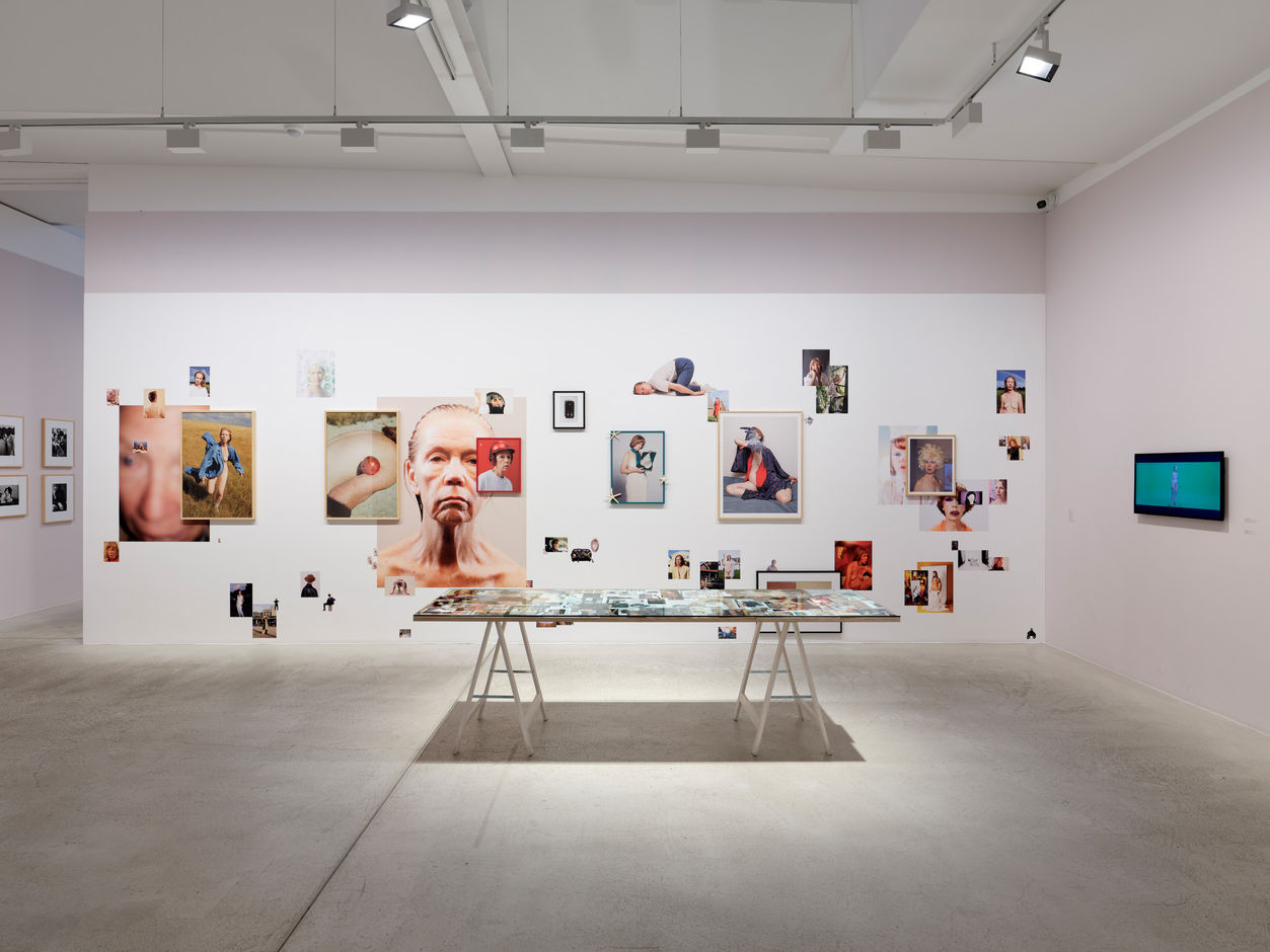 <div>Charlie Engman, aus der Serie <em>MOM</em>, 2009–. Installationsansicht <em>Wahlfamilie – Zusammen weniger allein</em>, Fotomuseum Winterthur © Fotomuseum Winterthur / Conradin Frei</div>