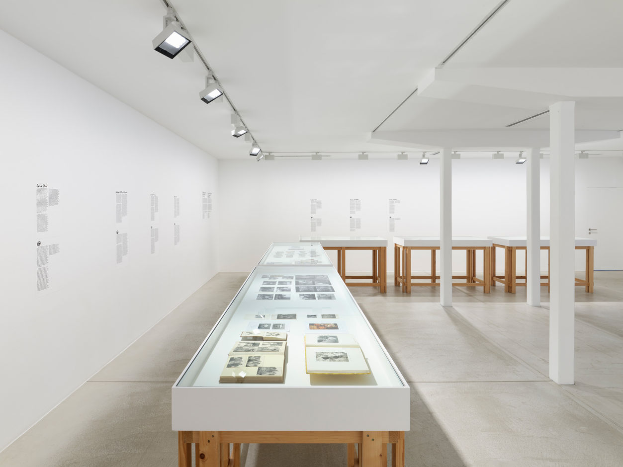 <div>Installationsansicht <em>Wahlfamilie – Zusammen weniger allein</em>, Fotomuseum Winterthur © Fotomuseum Winterthur / Conradin Frei</div>