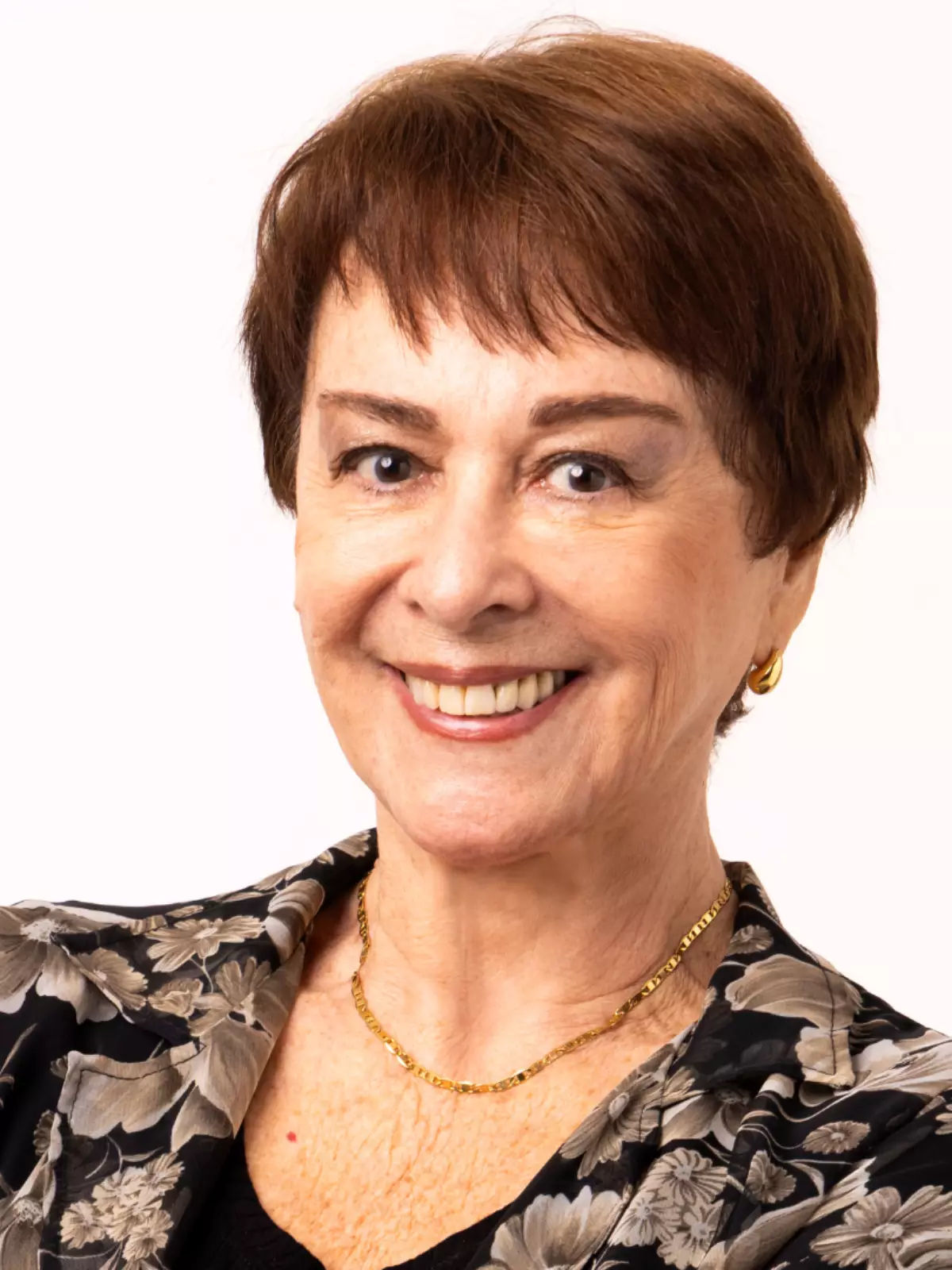 A atriz Nívea Maria sorri em evento ao comentar novos projetos na televisão. A atriz Nívea Maria sorri em evento ao comentar novos projetos na televisão.