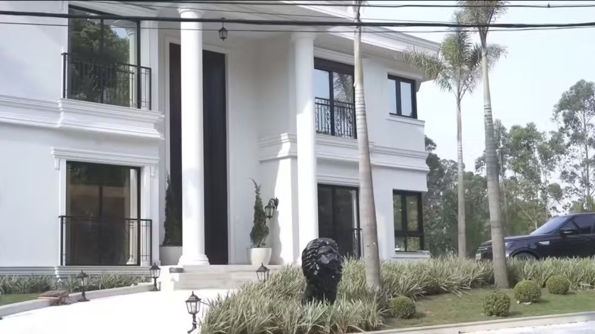 Fachada imponente da mansão de Simone Mendes em Alphaville com leões de pedra