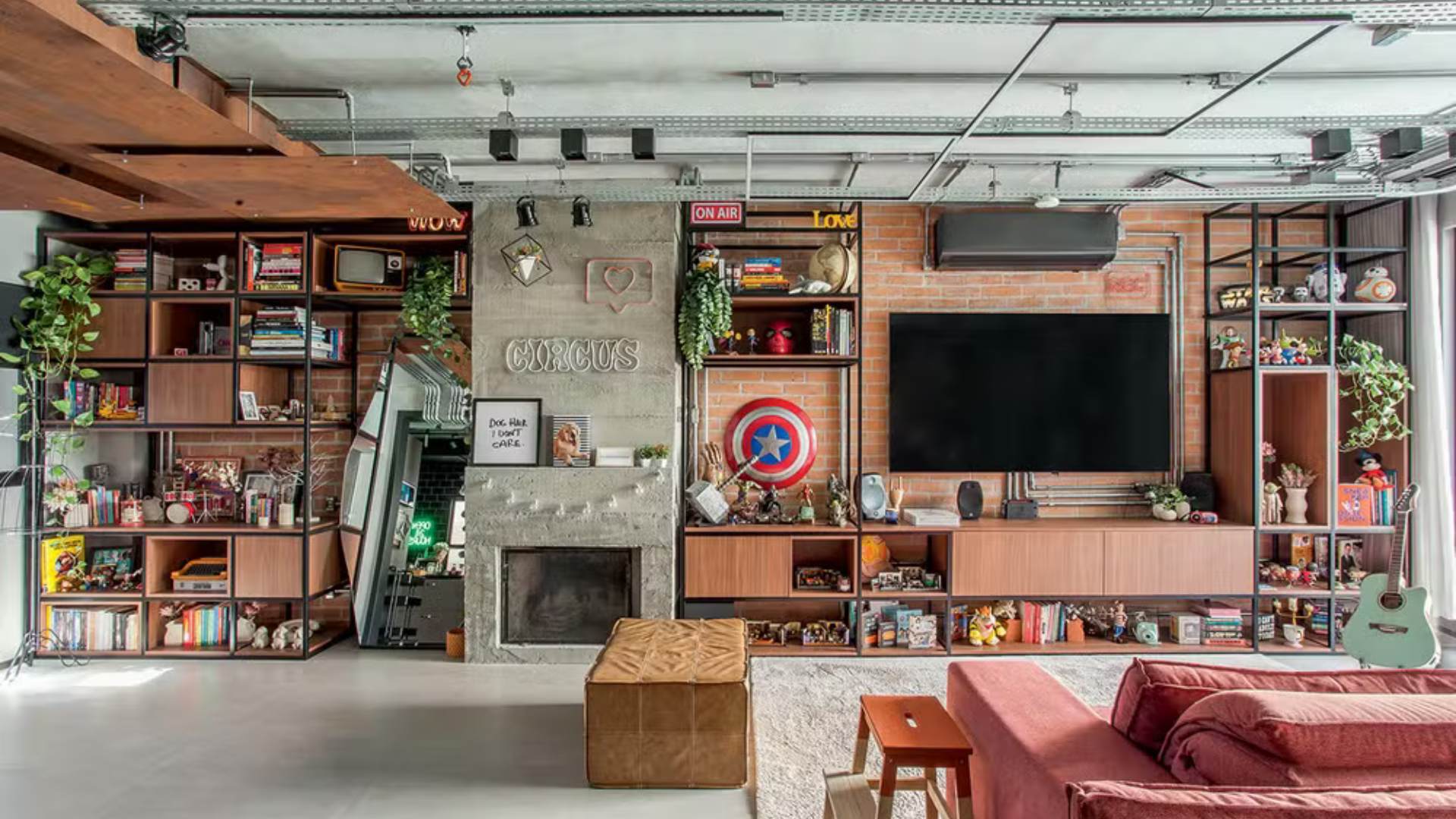 Mari Palma em sua casa de 265 metros quadrados com decoração industrial