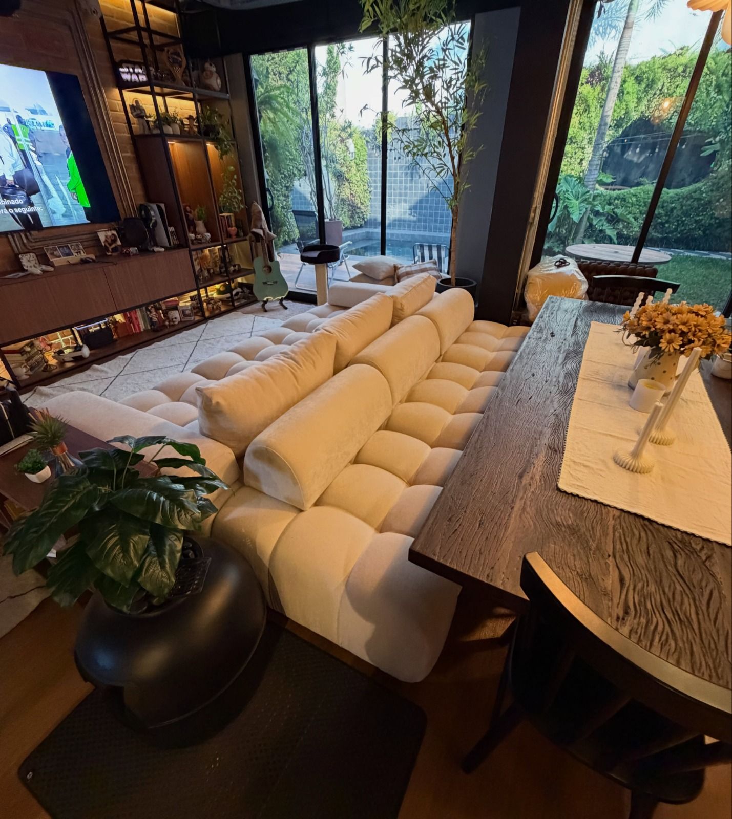 Mari Palma em sua casa de 265 metros quadrados com decoração industrial