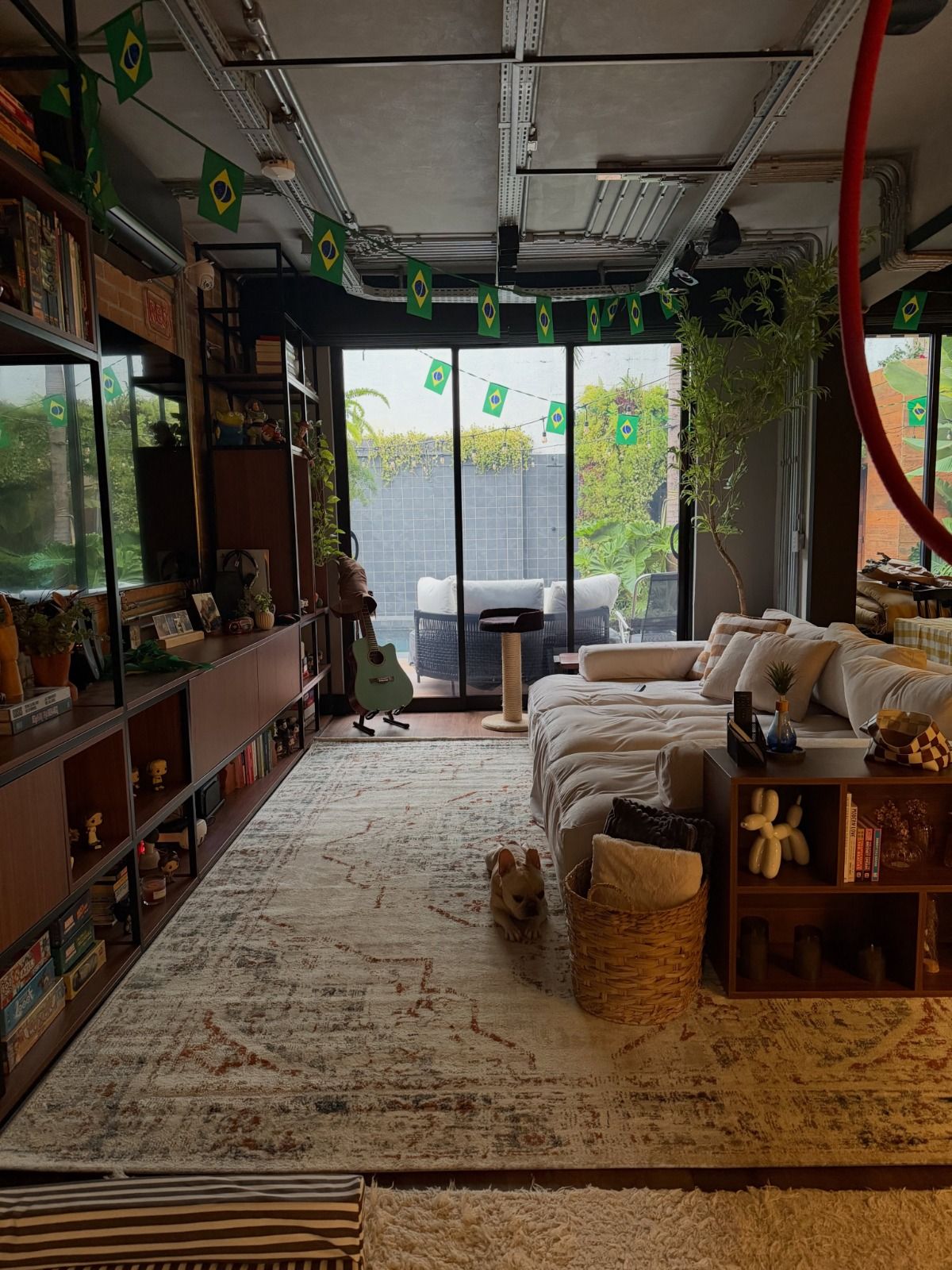 Mari Palma em sua casa de 265 metros quadrados com decoração industrial