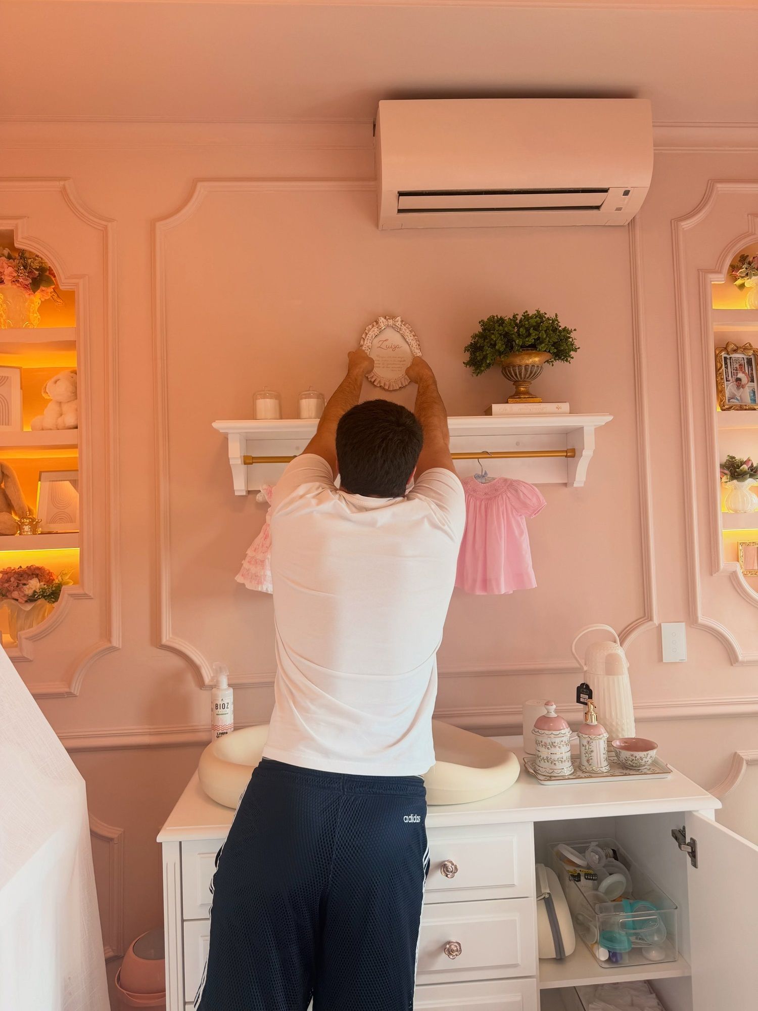 Quarto decorado de Luiza, neta de César Filho, com paredes rosas, boiserie e cômoda branca