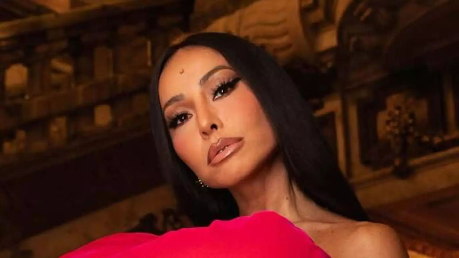 Sabrina Sato grávida usando vestido longo e transparente em Paris