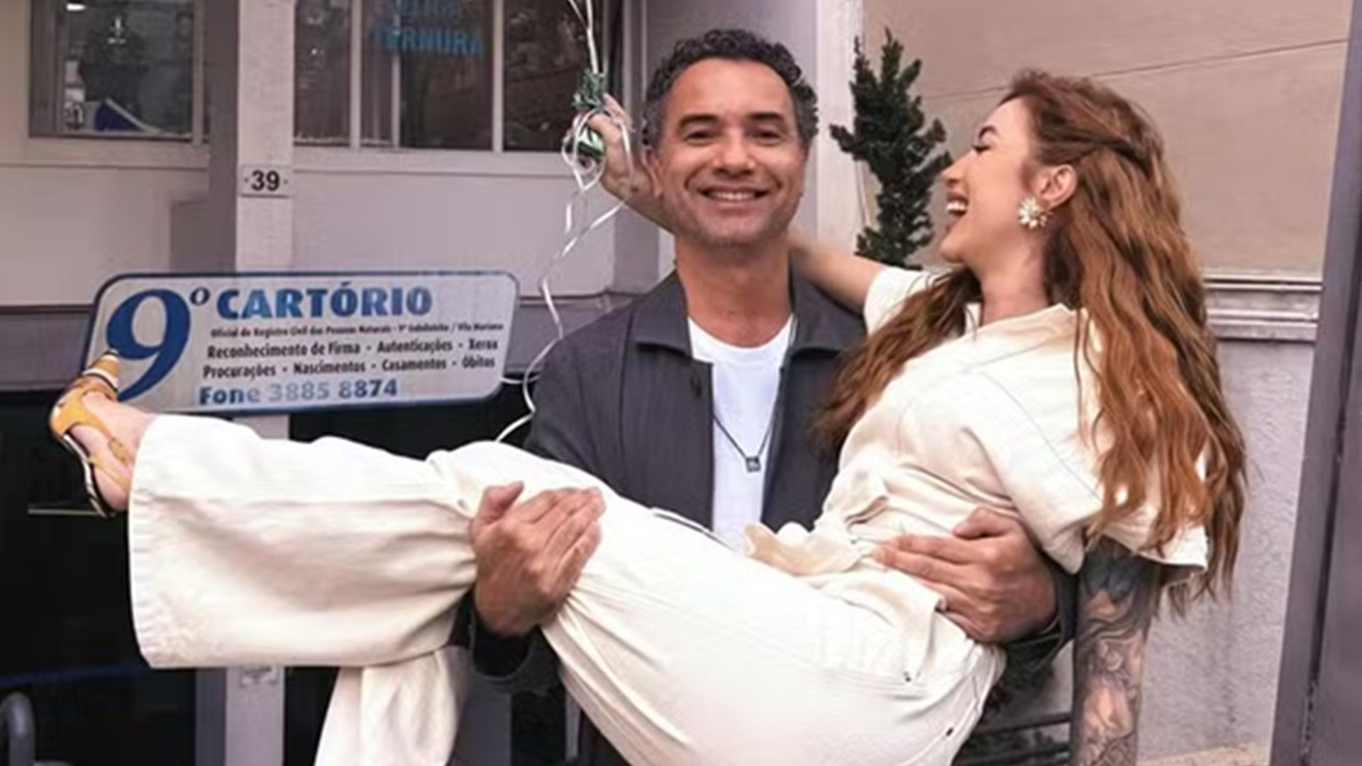 Marco Luque e Jessica Correia posam juntos durante a gravidez da primeira filha do casal