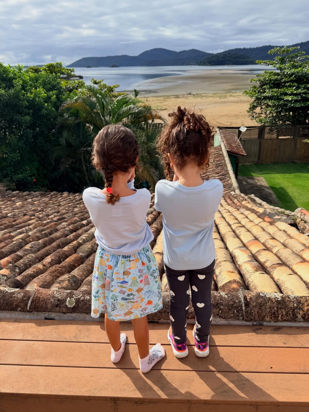 Nanda Costa ao lado das filhas gêmeas Kim e Tiê