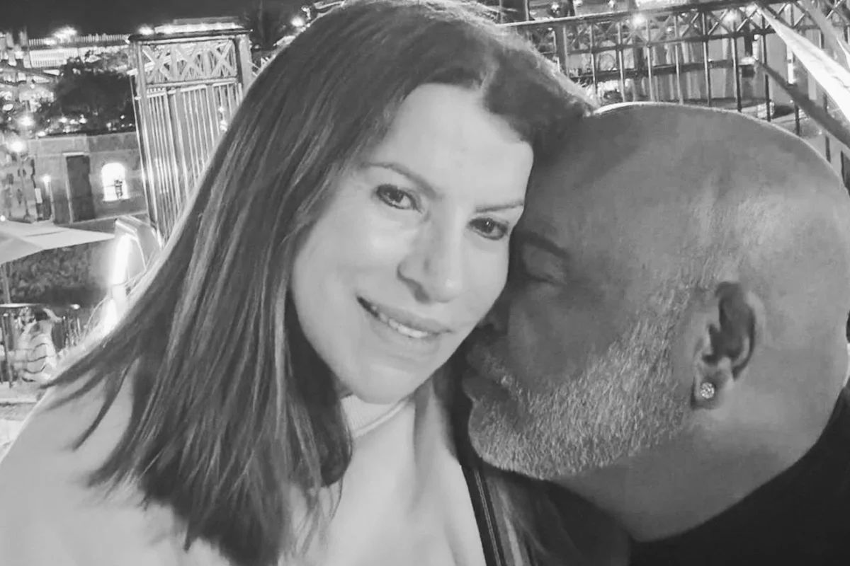 Geralda Helena e Rick Sollo sorrindo em momento carinhoso