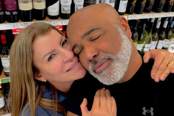 Geralda Helena e Rick Sollo sorrindo em momento carinhoso