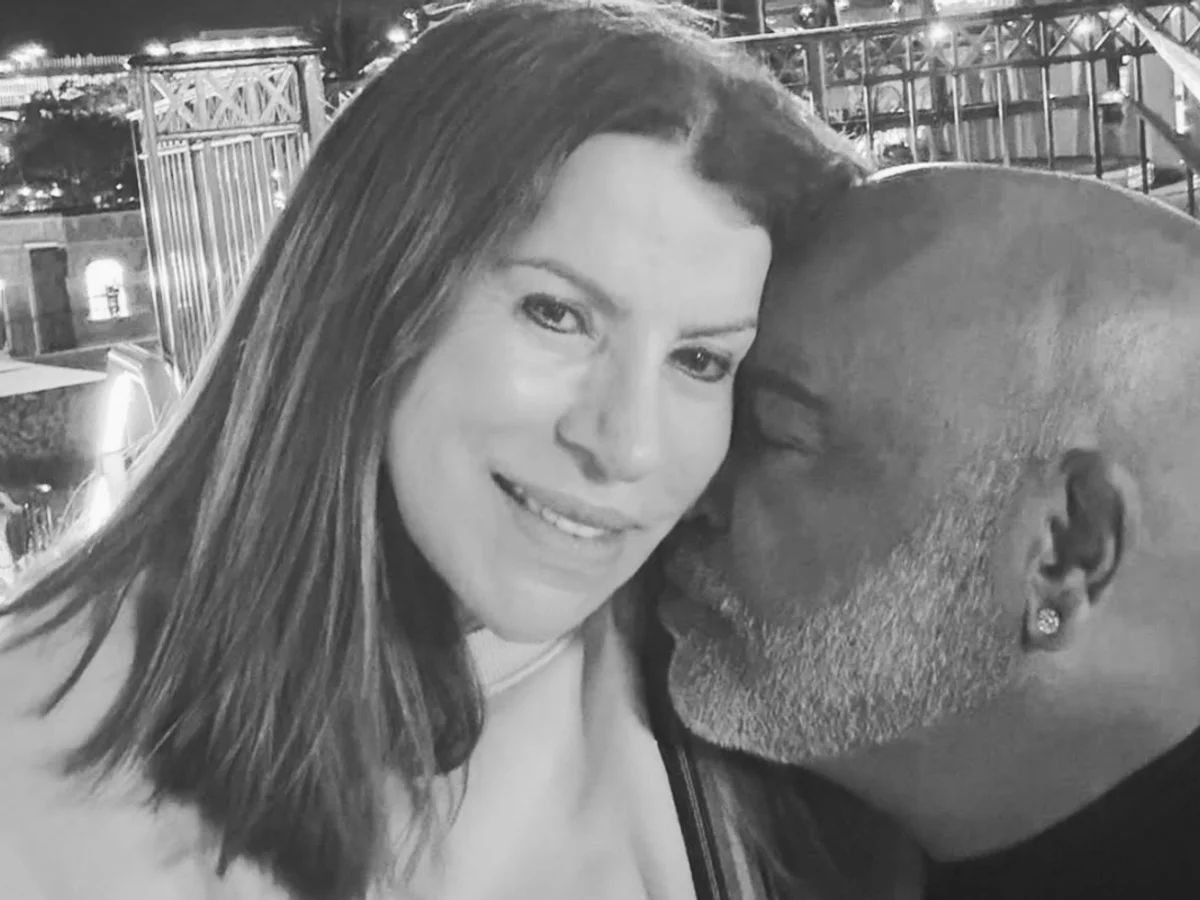 Geralda Helena e Rick Sollo sorrindo em momento carinhoso Geralda Helena e Rick Sollo sorrindo em momento carinhoso