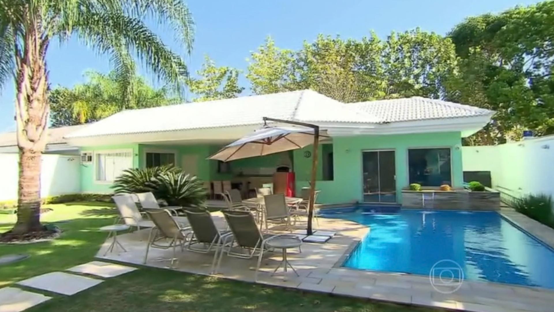 Latino já mostrou casa sofisticada com piano na sala