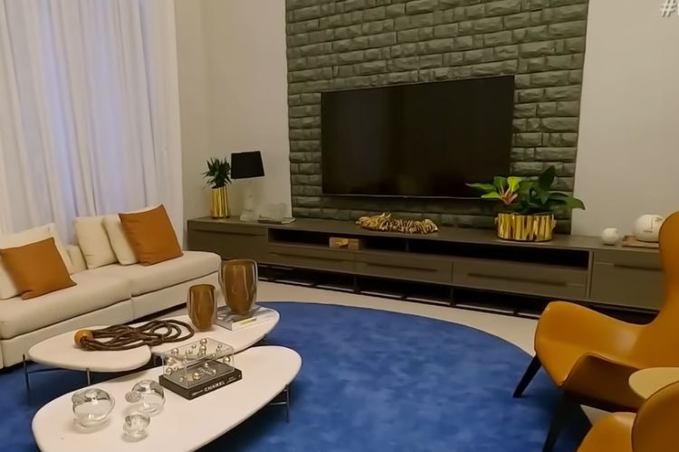 Mansão de Manu Bahtidão em Belém, com fachada imponente, jardim tropical e piscina ampla