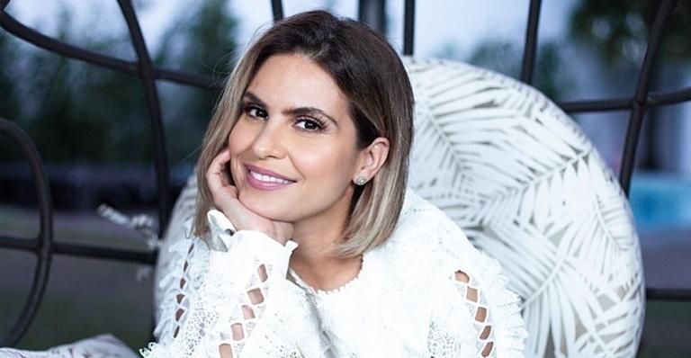 Aline Barros durante apresentação musical