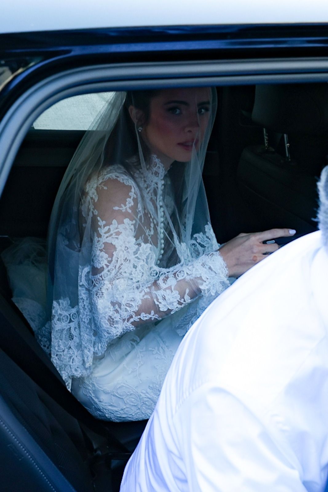 Giulia Be chega de carro usando véu clássico e vestido de renda para seu casamento no Rio de Janeiro