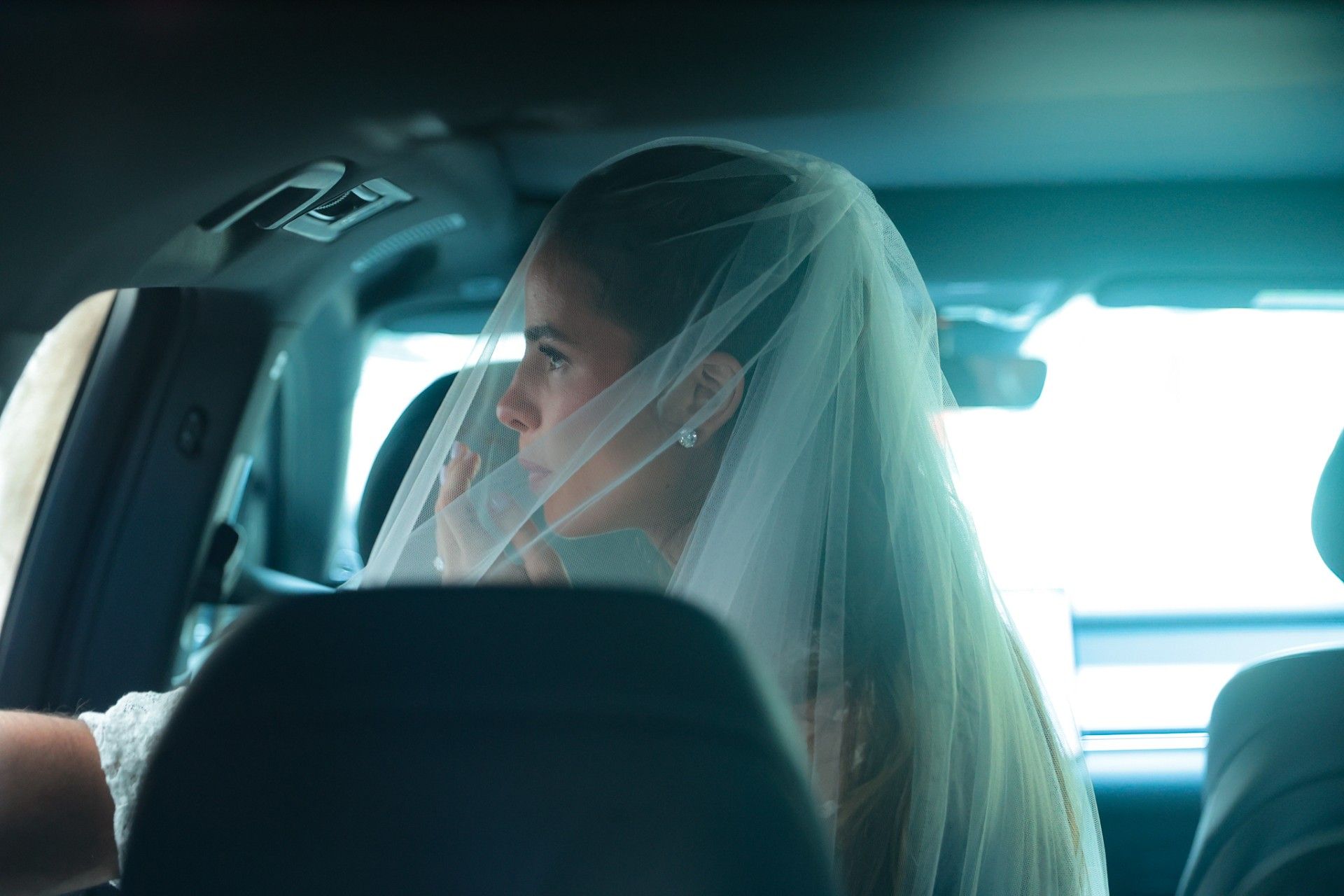 Giulia Be chega de carro usando véu clássico e vestido de renda para seu casamento no Rio de Janeiro
