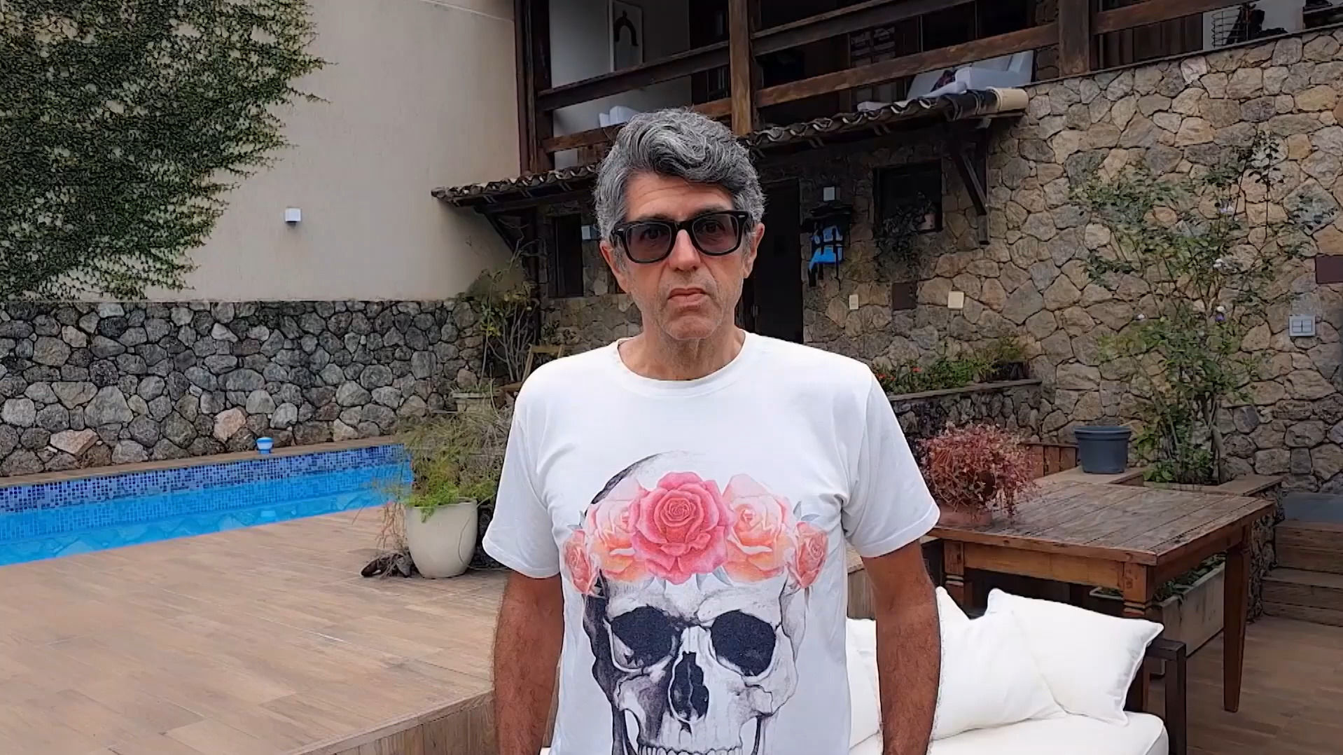 Leoni em sua casa no Jardim Botânico, no Rio de Janeiro, ao lado de objetos ligados à carreira musical